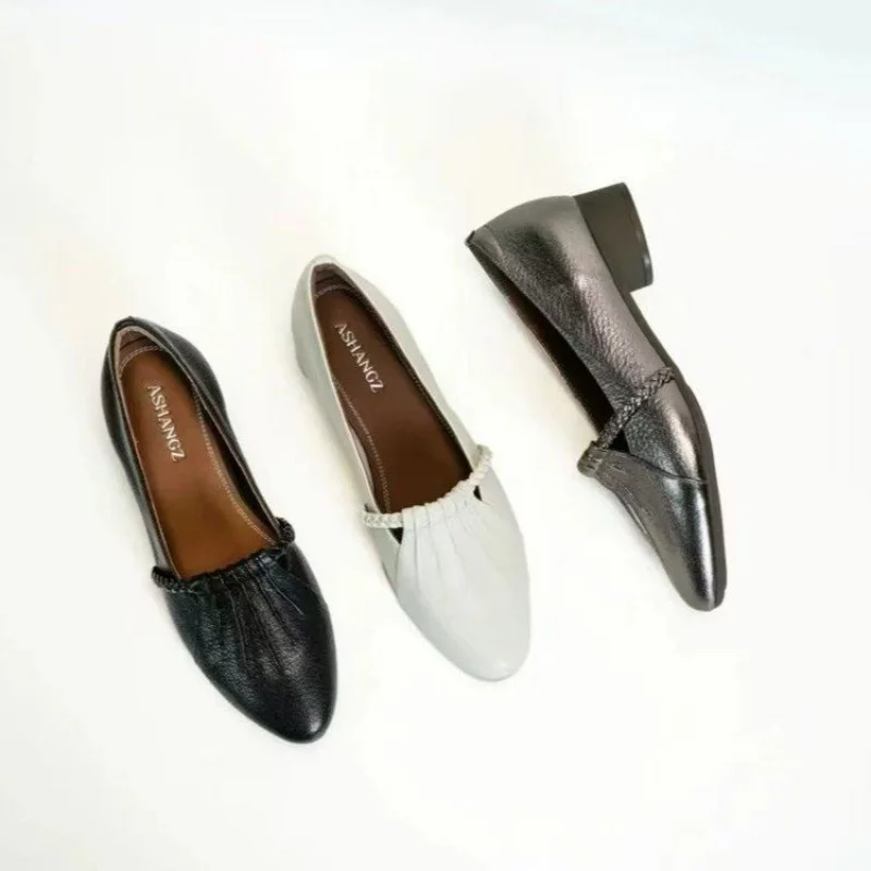 Soft Leather Shallow Mouth Casual Shoes Spring and Autumn New Mom Shoes
Soft Leather Shallow Mouth Casual Shoes Spring and Autumn New Mom Shoes