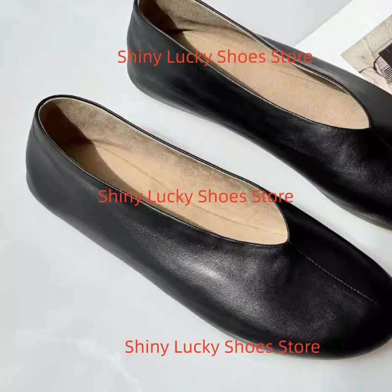 Женские лоферы с круглым носком, на плоской подошве, с плиссировкой, кожаные, с декоративной строчкой
Женские лоферы с круглым носком, на плоской подошве, с плиссировкой, кожаные, с декоративной строчкой