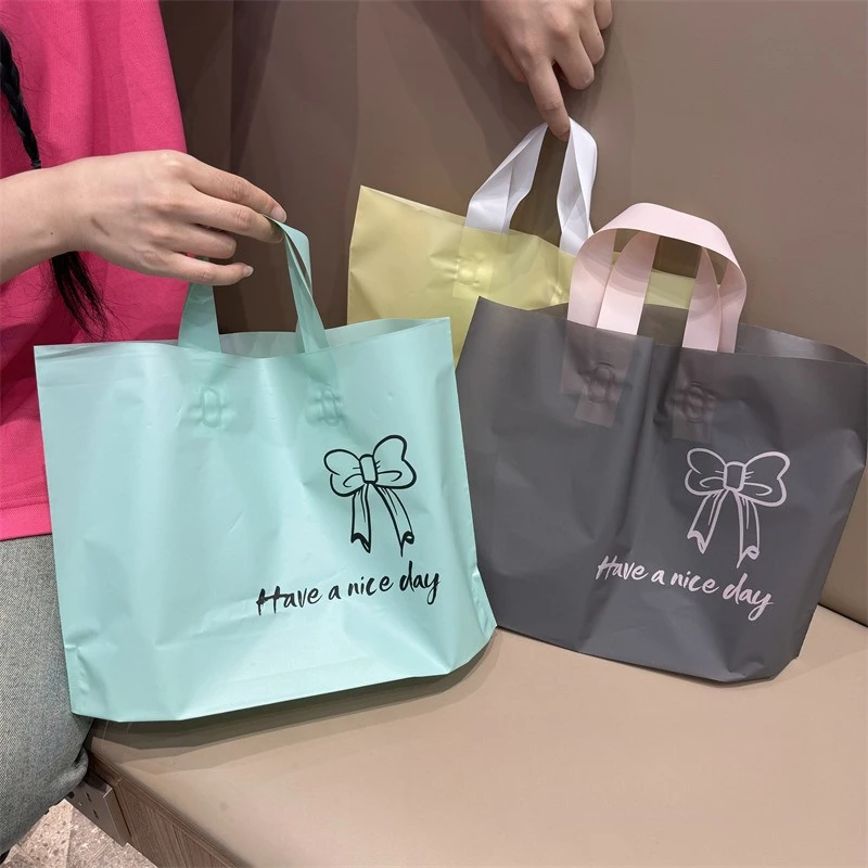High End Thicken Sandblasted Plastic Handbag for Women's Clothing Stores Bow Pattern Package Gift Shopping Bag Premium Texture
High End Thicken Sandblasted Plastic Handbag for Women's Clothing Stores Bow Pattern Package Gift Shopping Bag Premium Texture