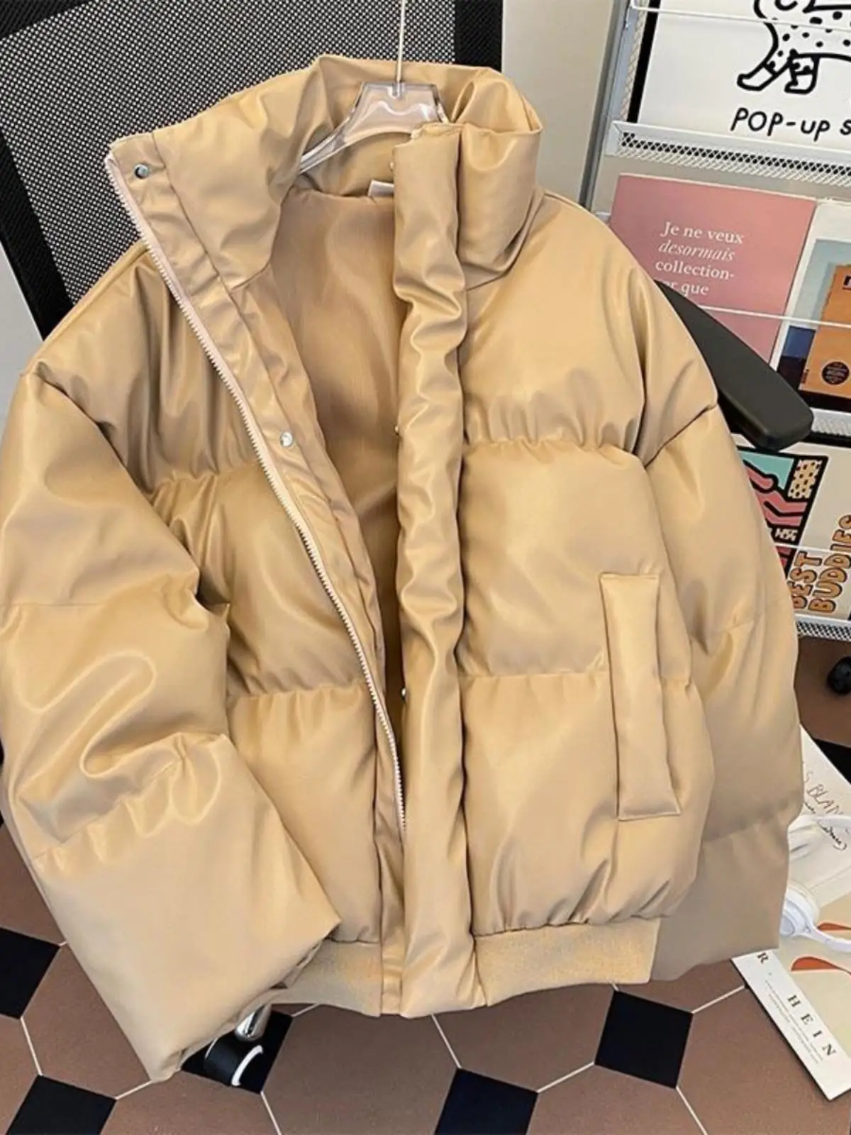 Зимняя мужская куртка из искусственной кожи и хлопка, теплая, свободного кроя, спортивная, в американском стиле, с воротником-стойкой на молнии
Зимняя мужская куртка из искусственной кожи и хлопка, теплая, свободного кроя, спортивная, в американском стиле, с воротником-стойкой на молнии