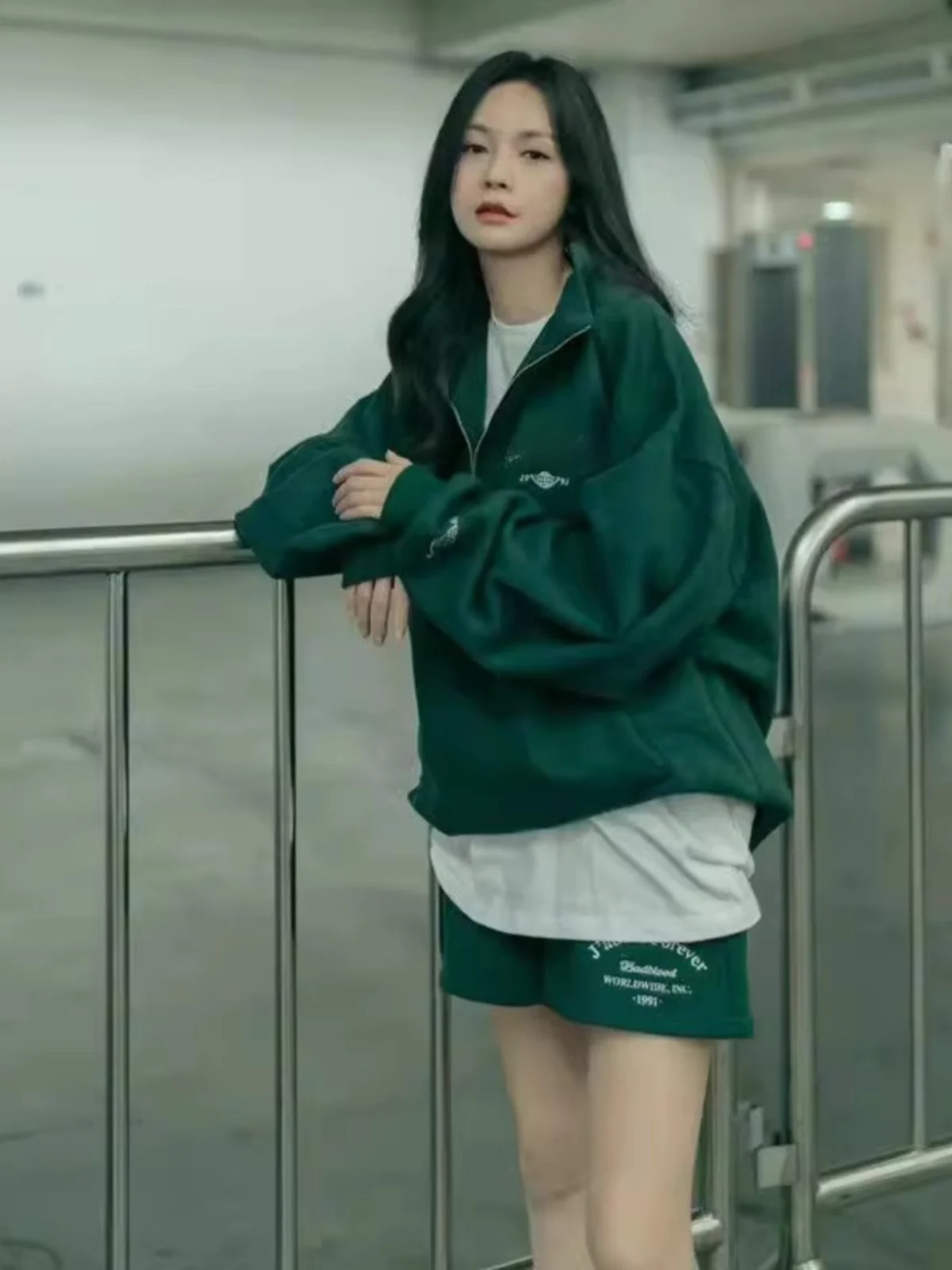 Свободная женская толстовка в американском уличном стиле, повседневная верхняя одежда, модная, с принтом, для осеннего сезона, с длинными рукавами, хлопковая, с внутренней подкладкой
Свободная женская толстовка в американском уличном стиле, повседневная верхняя одежда, модная, с принтом, для осеннего сезона, с длинными рукавами, хлопковая, с внутренней подкладкой