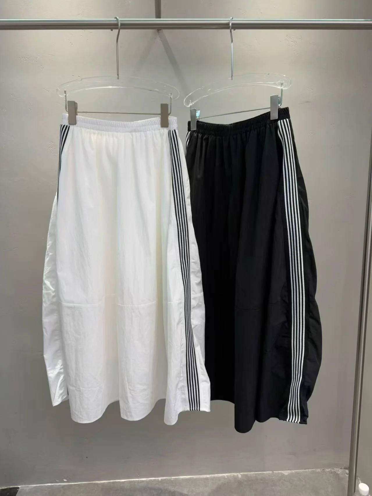 Summer New Sport Style Side Stripe A-Line Midi Skirt Women Slim Elastic Waist Half-length Skirt Skin-friendly Breathable
Summer New Sport Style Side Stripe A-Line Midi Skirt Women Slim Elastic Waist Half-length Skirt Skin-friendly Breathable
