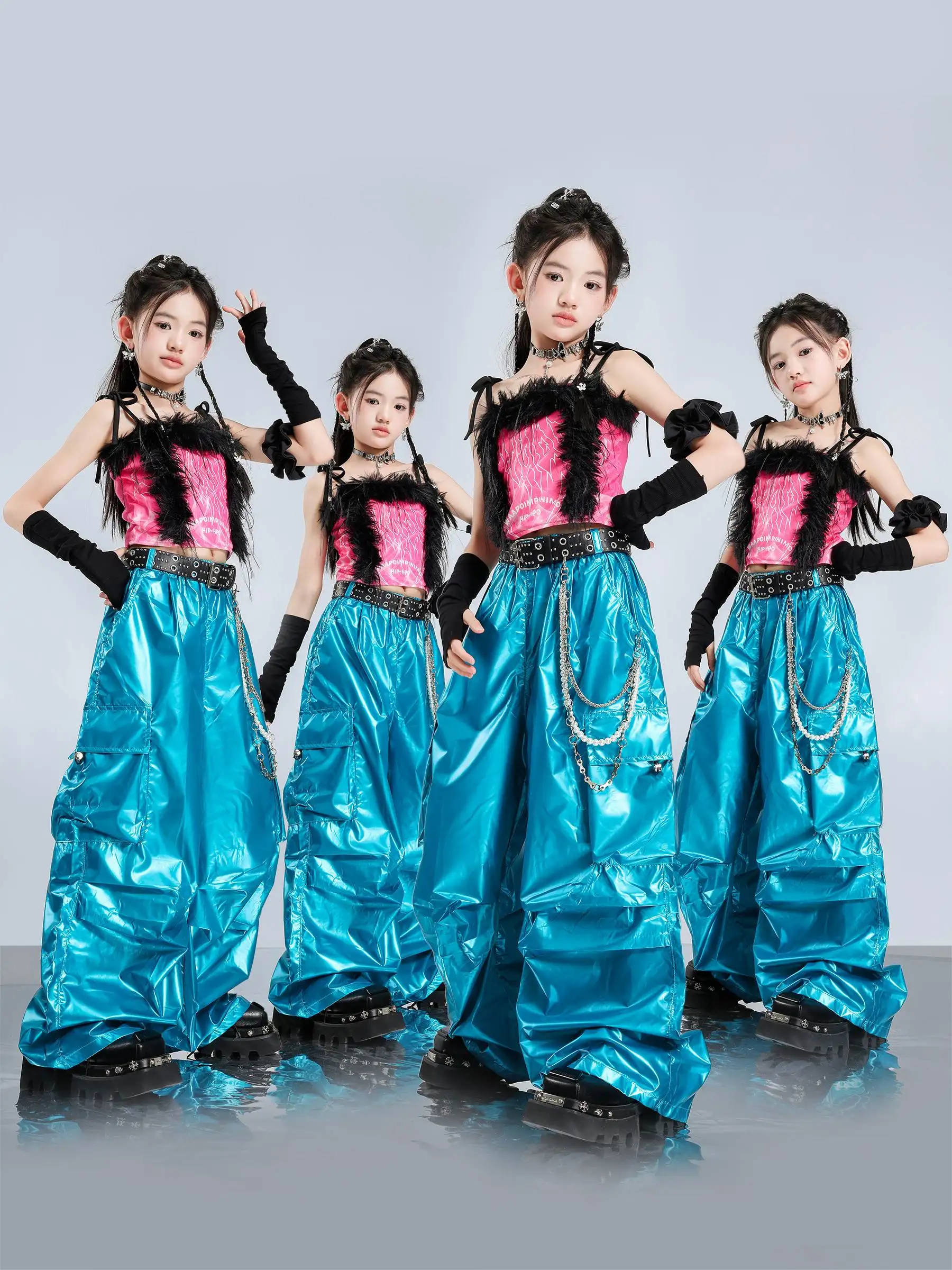 2026 Girls Kpop Costumes Jazz Dance Navel Tops Blue Cargo Pants Fashion Outfit For Kids Runway Street Wear Hip Hop Clothing
2026 Girls Kpop Costumes Jazz Dance Navel Tops Blue Cargo Pants Fashion Outfit For Kids Runway Street Wear Hip Hop Clothing