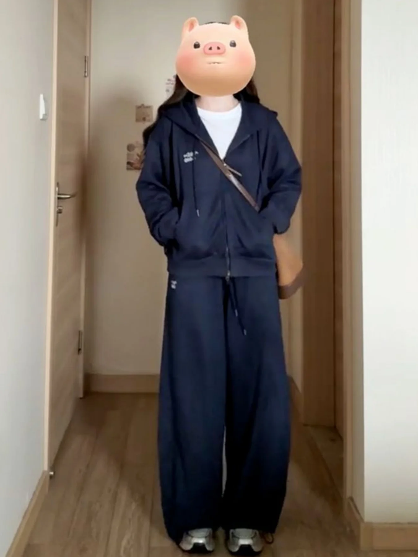 Повседневная куртка в ленивом стиле + широкие брюки, комплект из двух предметов для женщин, новая весенне-осенняя мода, свободный универсальный повседневный комплект из двух предметов с капюшоном
Повседневная куртка в ленивом стиле + широкие брюки, комплект из двух предметов для женщин, новая весенне-осенняя мода, свободный универсальный повседневный комплект из двух предметов с капюшоном