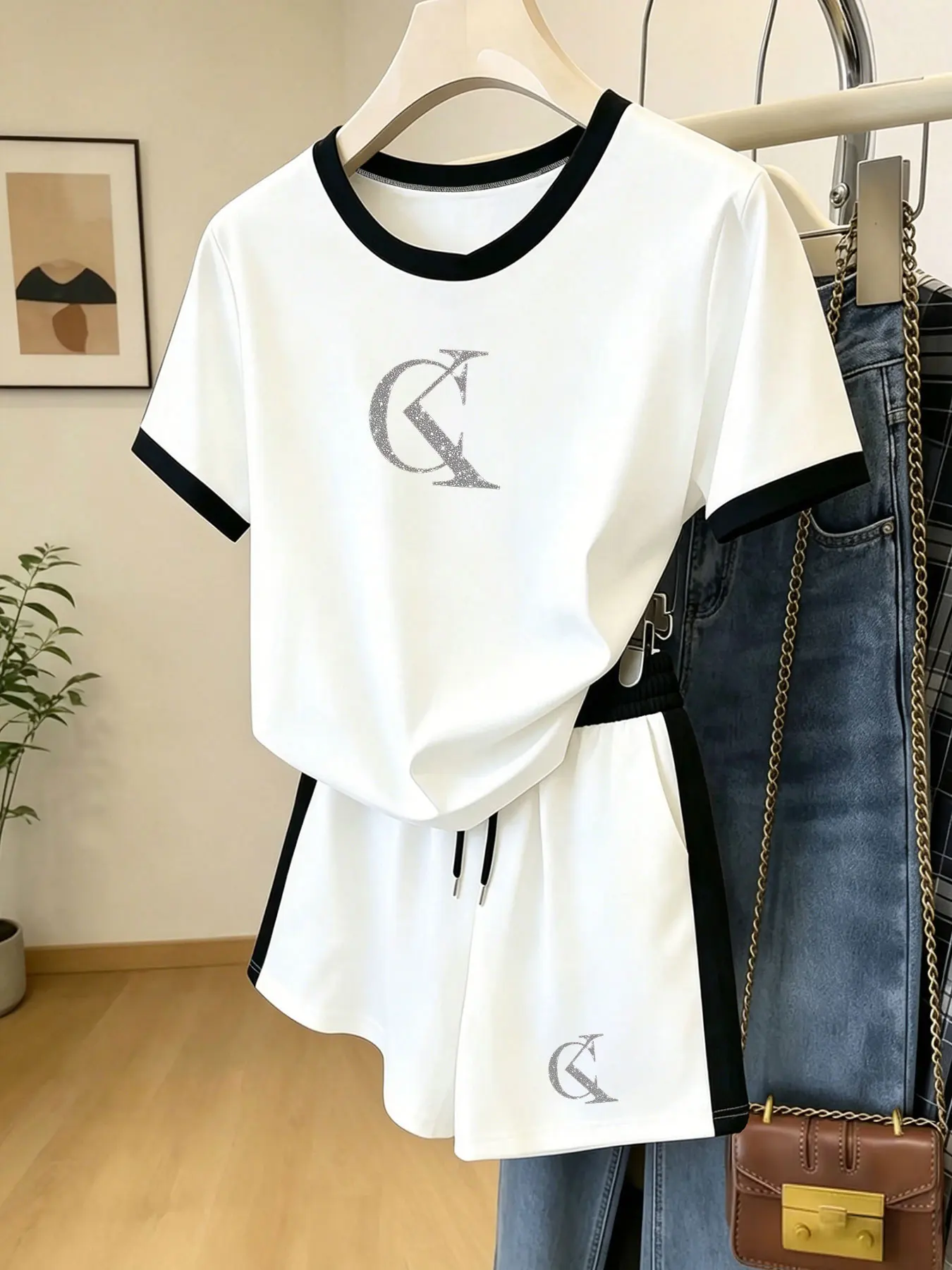 Summer Lightweight Breathable Casual Set with Rhinestone Logo Print and Contrasting Trim, T-Shirt and Shorts Two-Piece Set
Summer Lightweight Breathable Casual Set with Rhinestone Logo Print and Contrasting Trim, T-Shirt and Shorts Two-Piece Set