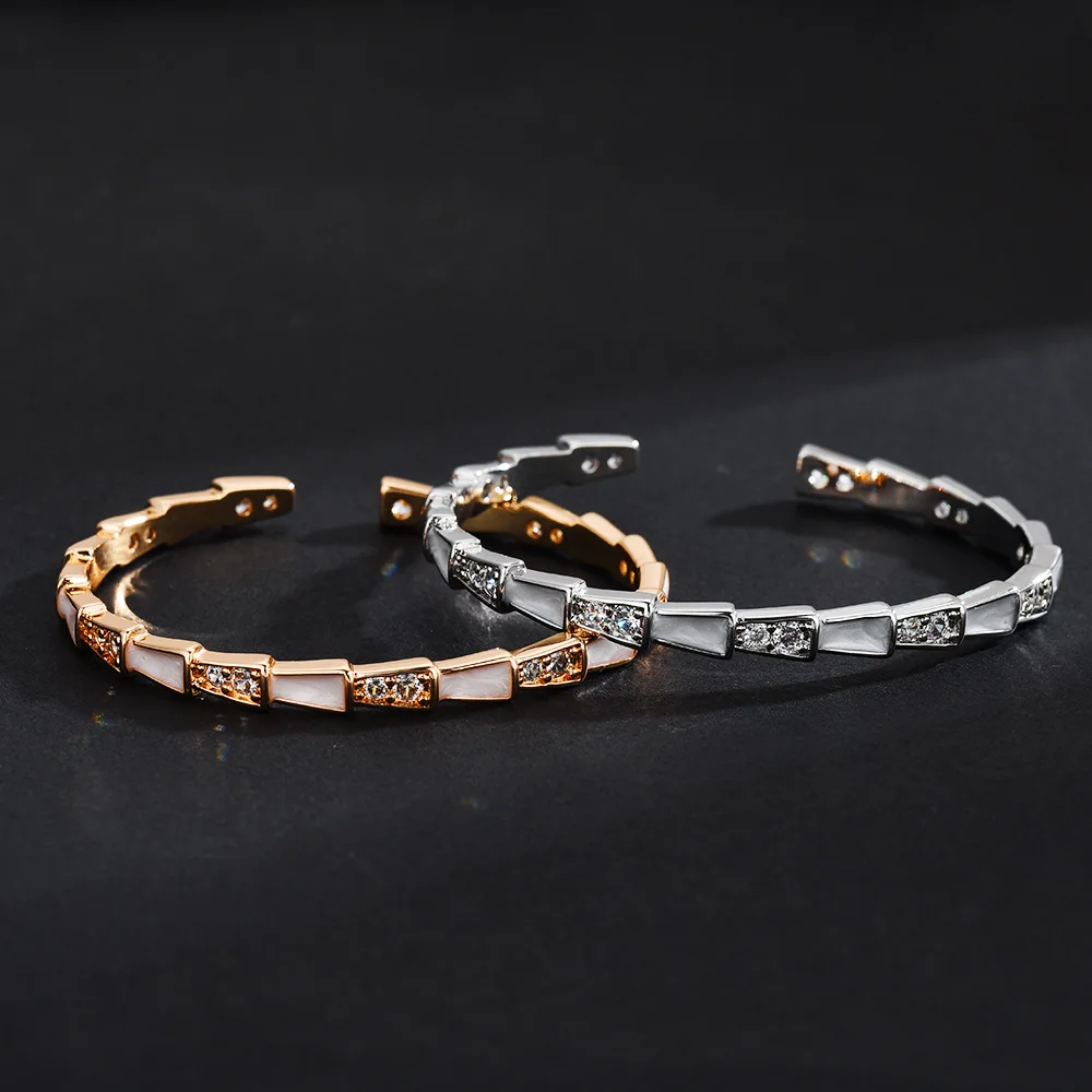 French-designed white mother-of-pearl Snake bracelet for women, a light luxury and fashionable open-mouth snake-shaped bracelet
French-designed white mother-of-pearl Snake bracelet for women, a light luxury and fashionable open-mouth snake-shaped bracelet