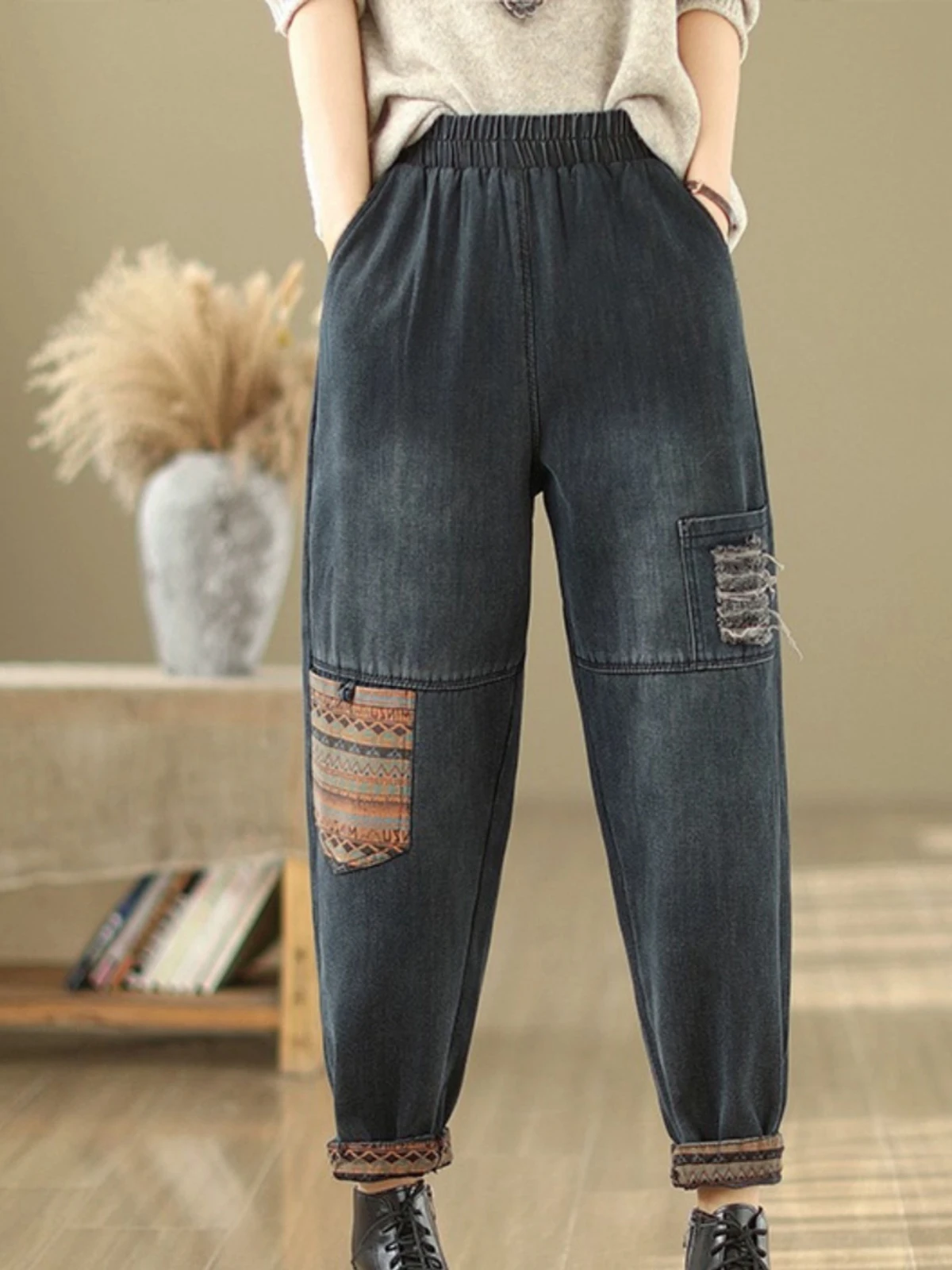 Vintage Contrast Color Patchwork Washed Women Jeans Elastic Waist Fleece Fashion Simple Harem Pants Elegant All-Match Trousers
Vintage Contrast Color Patchwork Washed Women Jeans Elastic Waist Fleece Fashion Simple Harem Pants Elegant All-Match Trousers