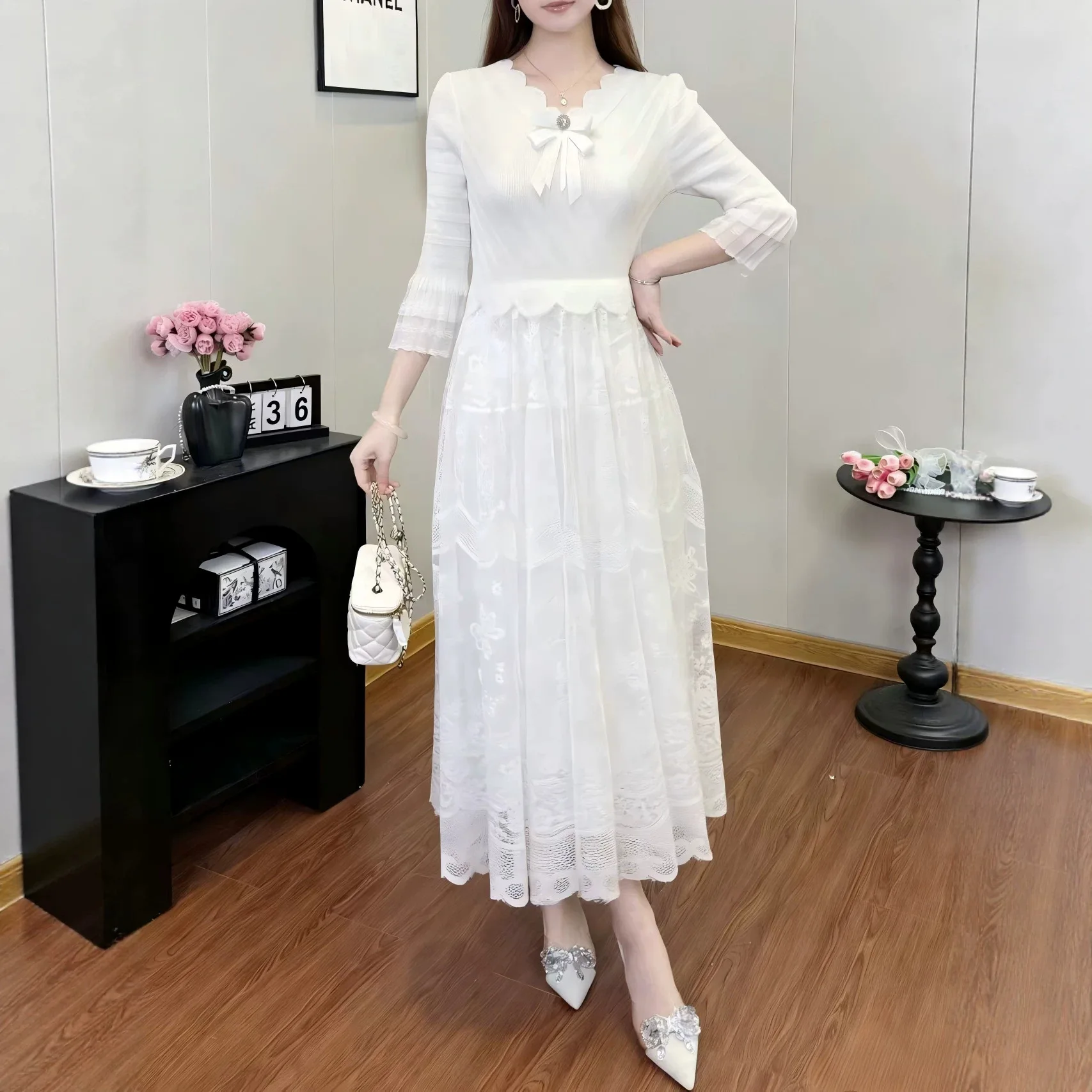 Miyake Pleated Women's Casual Dress 2026 Solid Color Lace Splicing Lace Collar Bell Sleeves Loose Fake Two-piece Elegant Dress
Miyake Pleated Women's Casual Dress 2026 Solid Color Lace Splicing Lace Collar Bell Sleeves Loose Fake Two-piece Elegant Dress