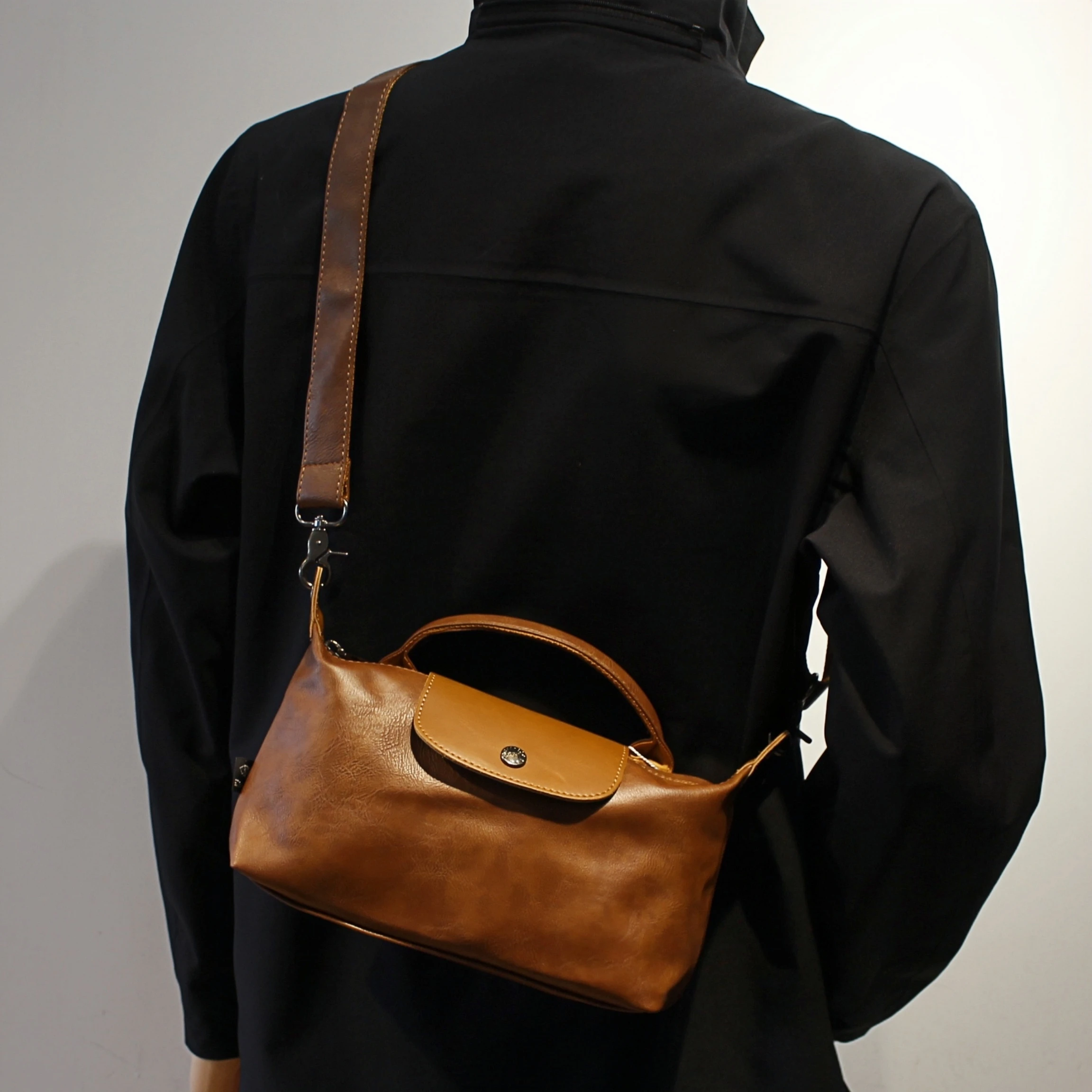 High-End Dumpling Shape Crossbody Bag Unisex Fashionable Shoulder Bag Retro Handbag Soft PU Leather Casual Style for Youth
High-End Dumpling Shape Crossbody Bag Unisex Fashionable Shoulder Bag Retro Handbag Soft PU Leather Casual Style for Youth
