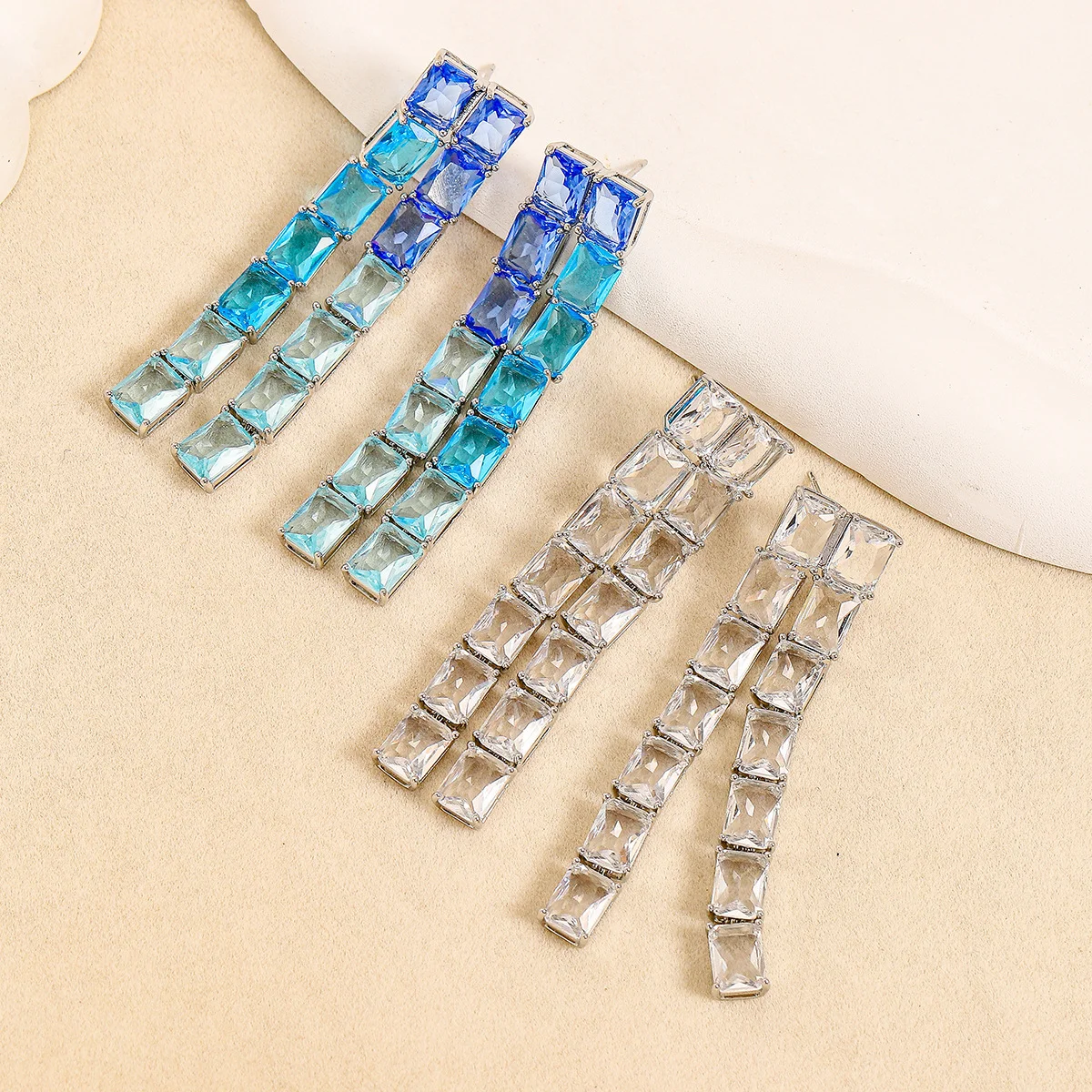 Luxury-lite earrings, versatile and simple fringed style long earrings, fashionable round face slimming earrings for women
Luxury-lite earrings, versatile and simple fringed style long earrings, fashionable round face slimming earrings for women