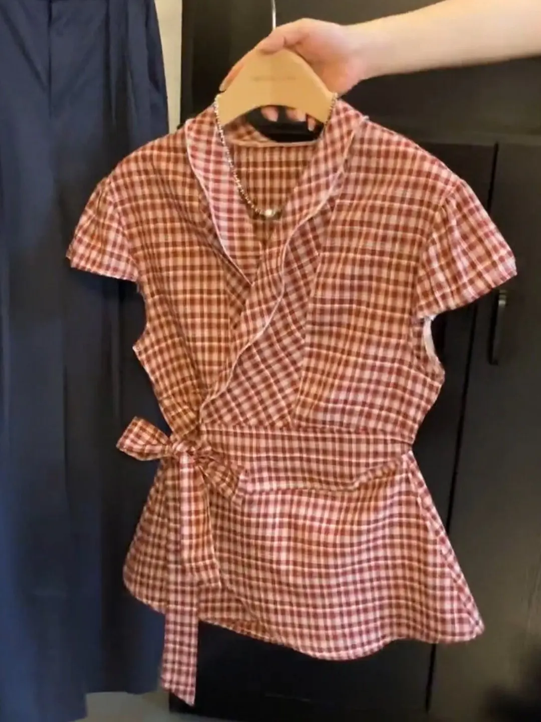 Retro Red Plaid V-neck Short Sleeve Women's Shirt Summer New Design Waist-cinching Belt Slimming Top French Style Slim Fit
Retro Red Plaid V-neck Short Sleeve Women's Shirt Summer New Design Waist-cinching Belt Slimming Top French Style Slim Fit