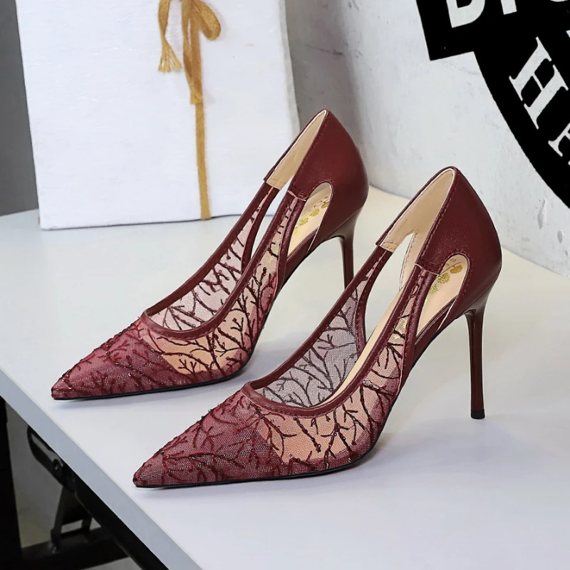 Nude Gold Silver Thread Branch Embroidery Mesh Pumps Double Side Hollow Cutout Pointed Thin Stiletto Heels Breathable Spring Sum
Nude Gold Silver Thread Branch Embroidery Mesh Pumps Double Side Hollow Cutout Pointed Thin Stiletto Heels Breathable Spring Sum