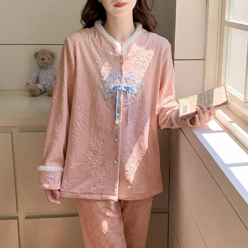 Pajamas Women 2025 New Retro Simple Chinese Style Retro Cardigan Set Winter Homewear Flannel Fabric Cozy Loungewear for Ladies
Pajamas Women 2025 New Retro Simple Chinese Style Retro Cardigan Set Winter Homewear Flannel Fabric Cozy Loungewear for Ladies