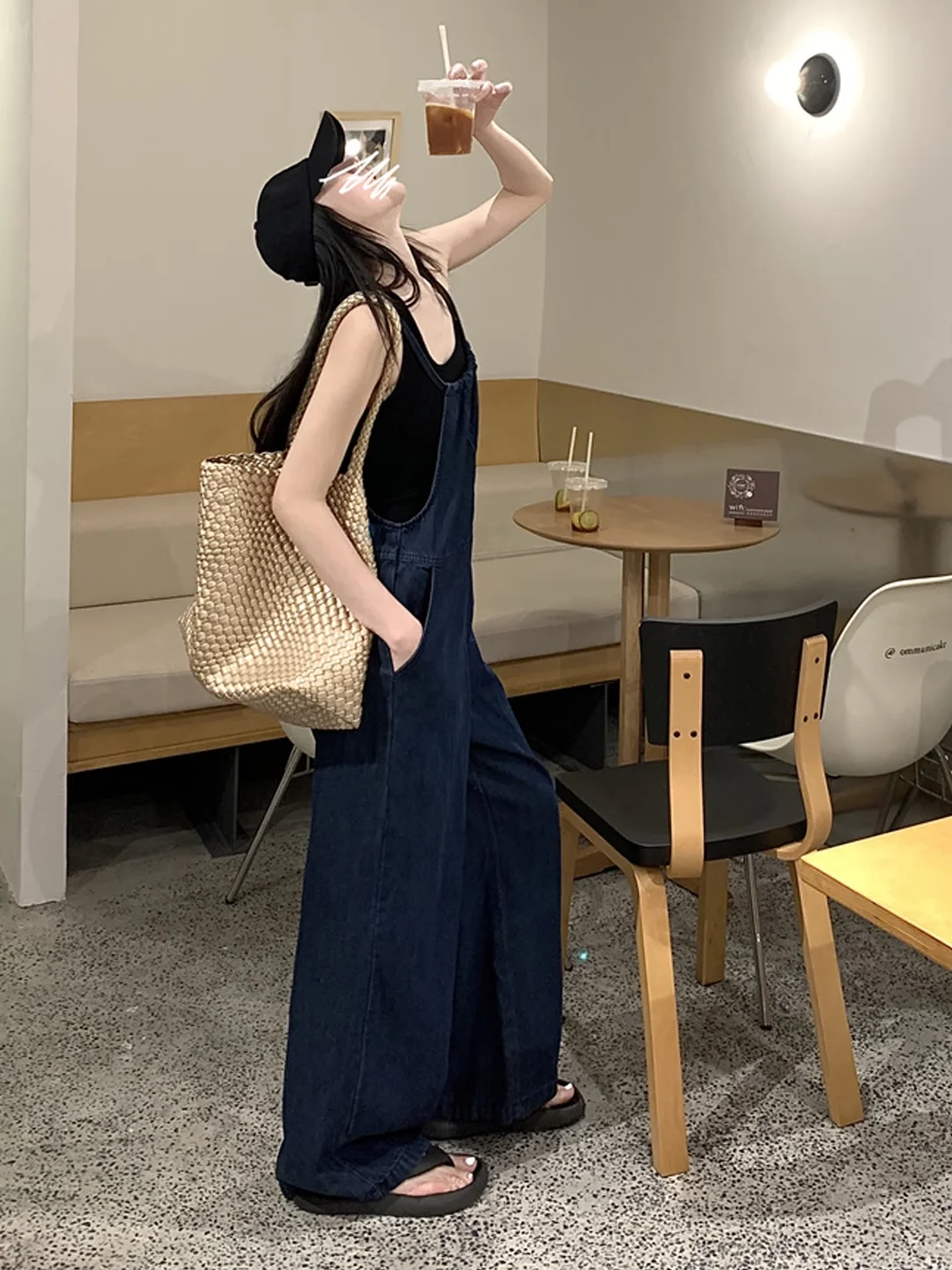 Retro Denim Overalls Women's Summer New Loose Slimming Young-looking Wide-leg Jumpsuit Straight Strap Pants Thin Model
Retro Denim Overalls Women's Summer New Loose Slimming Young-looking Wide-leg Jumpsuit Straight Strap Pants Thin Model