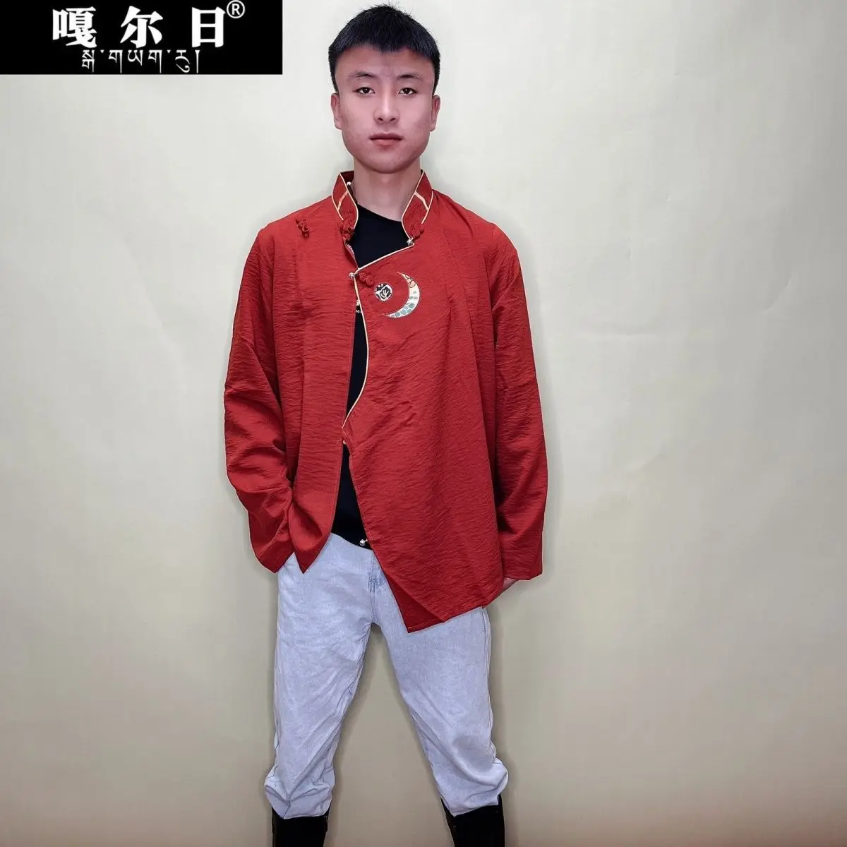 New men's shirt neckline, sun and moon shape design, Tibetan robe, temperament style, spring and autumn style.
New men's shirt neckline, sun and moon shape design, Tibetan robe, temperament style, spring and autumn style.