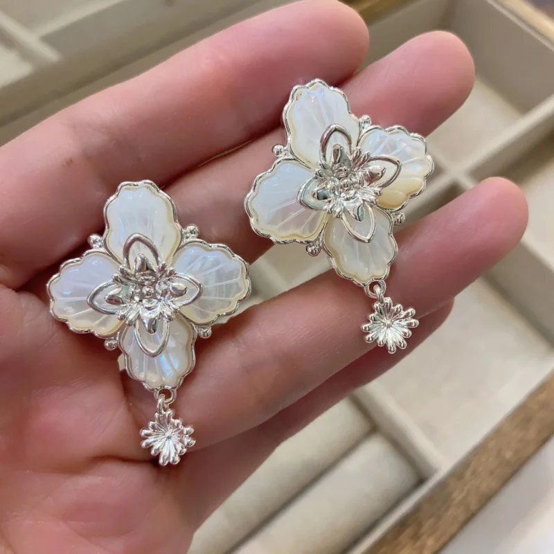 Brass White Natural Shell Flower Earrings Women Jewelry Punk Party T Show Gown Runway Korean Japan INS
Brass White Natural Shell Flower Earrings Women Jewelry Punk Party T Show Gown Runway Korean Japan INS