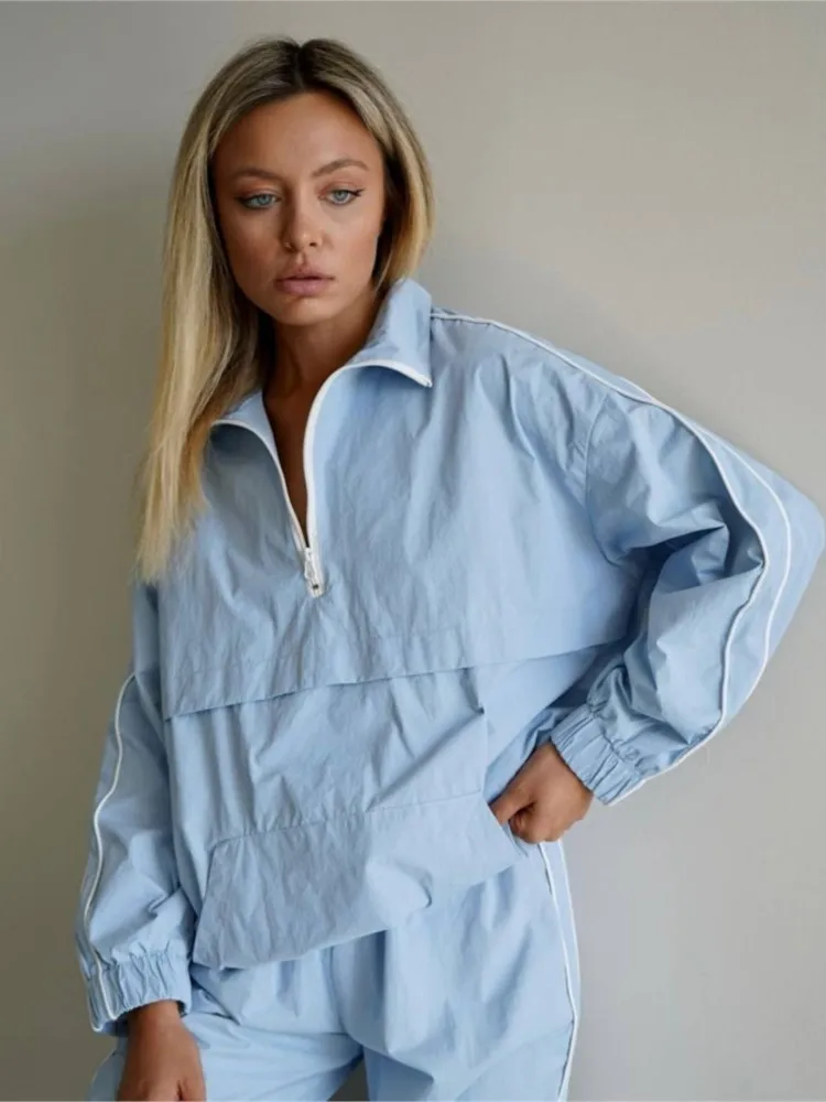 Женский повседневный костюм на весну-осень: модный комплект из двух предметов, топ с полузакрытым воротником и широкие брюки, 2 предмета.
Женский повседневный костюм на весну-осень: модный комплект из двух предметов, топ с полузакрытым воротником и широкие брюки, 2 предмета.