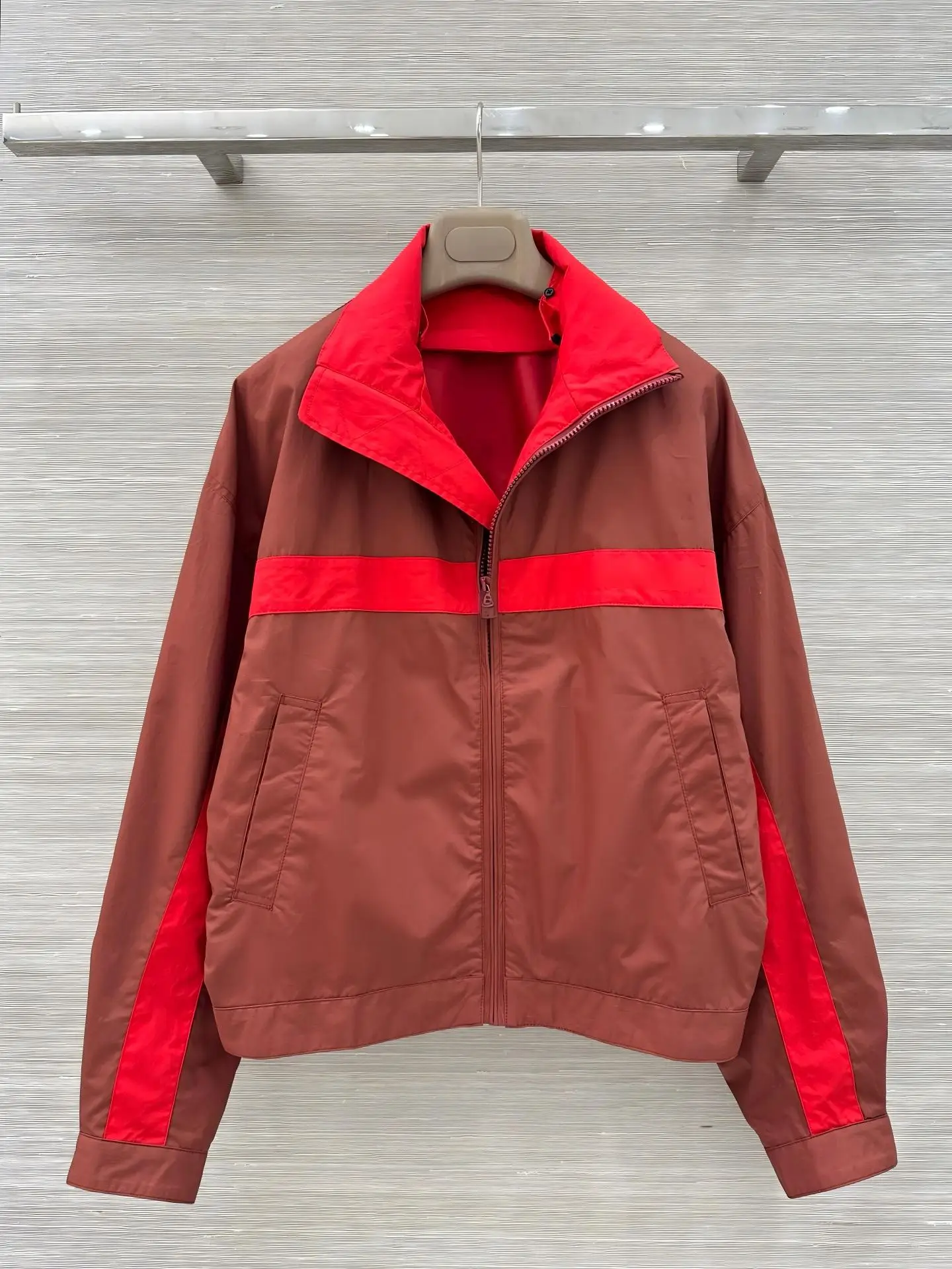 Women's Bullfight Red Color Block Windbreaker Jacket High Quality Casual Stand Collar Zipper Outerwear
Women's Bullfight Red Color Block Windbreaker Jacket High Quality Casual Stand Collar Zipper Outerwear
