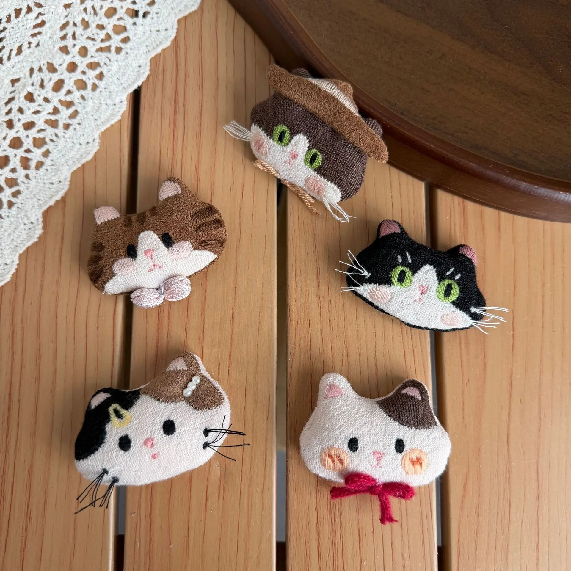 Cartoon Cat Embroidered Brooch Pin Hair Clip for DIY Clothing Embellishment Premium Soft Cotton Handmade Cute Versatile
Cartoon Cat Embroidered Brooch Pin Hair Clip for DIY Clothing Embellishment Premium Soft Cotton Handmade Cute Versatile
