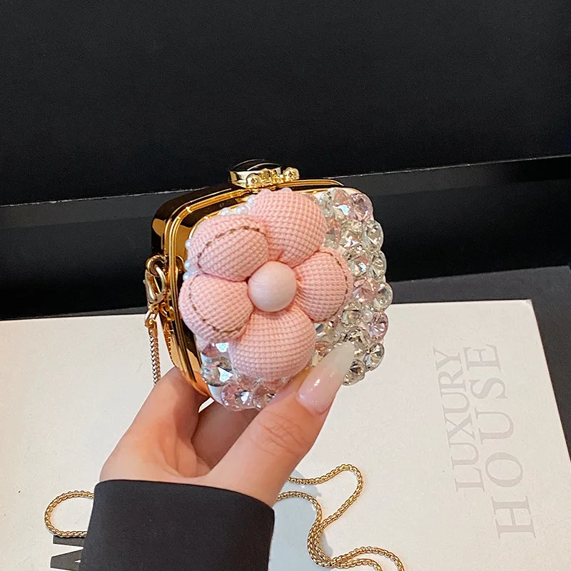 2025 мини-сумка через плечо с цепочкой, украшенная стразами, милый компактный чехол для пудры, женский портативный держатель для помады, кошелек-клатч
2025 мини-сумка через плечо с цепочкой, украшенная стразами, милый компактный чехол для пудры, женский портативный держатель для помады, кошелек-клатч