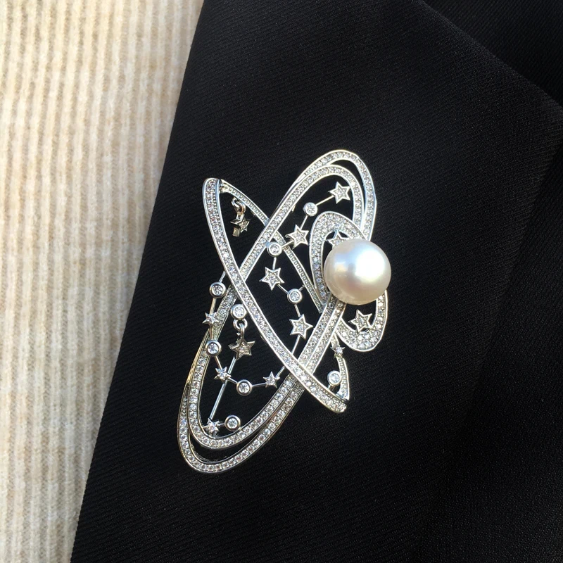 YISON Natural Trendy Water Pearl Brooch Pendant for Women Fashion Jewelry Star Style Matching With Suit Hat Elegant Classic Gift
YISON Natural Trendy Water Pearl Brooch Pendant for Women Fashion Jewelry Star Style Matching With Suit Hat Elegant Classic Gift