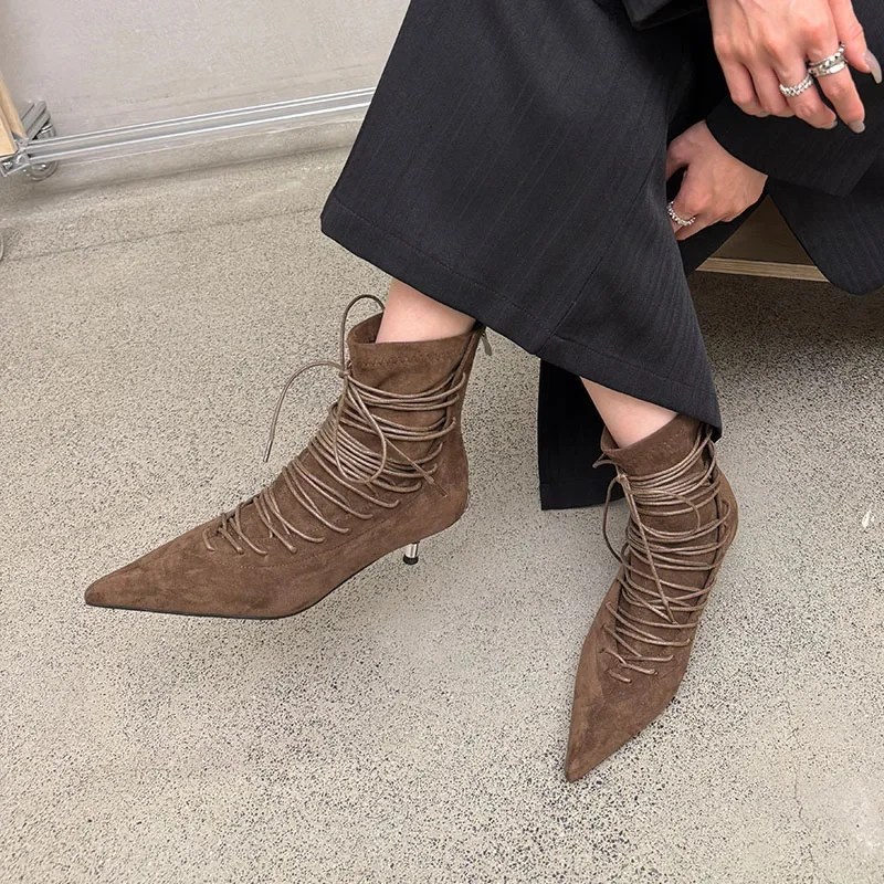 Женские ботинки с острым носком в стиле ретро. Изысканная кружевная повседневная обувь. Роскошные замшевые ботильоны для женщин. Дизайнерские ботинки на высоком каблуке Botas Mujer.
Женские ботинки с острым носком в стиле ретро. Изысканная кружевная повседневная обувь. Роскошные замшевые ботильоны для женщин. Дизайнерские ботинки на высоком каблуке Botas Mujer.