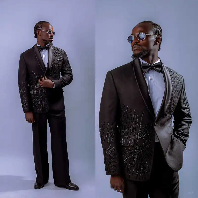 Luxury Beaded Men Suits 2 Pieces Shawl Lapel One Button Pant Sets Loose Fit Business Occasion Customized Outfits
Luxury Beaded Men Suits 2 Pieces Shawl Lapel One Button Pant Sets Loose Fit Business Occasion Customized Outfits