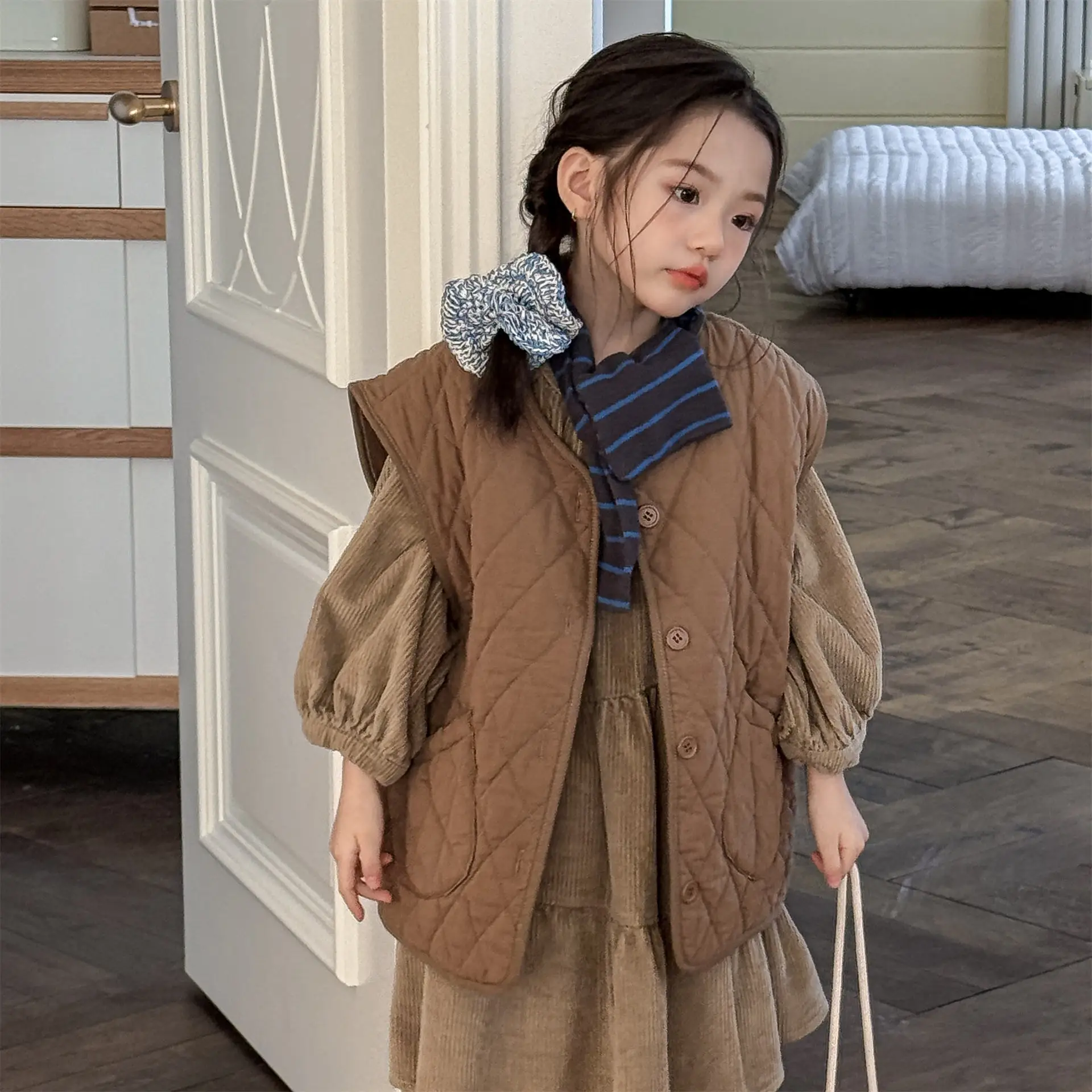 2025 Winter New Children Sleeveless Warm Vest Letter Embroidery Girls Thick Cardigan Coat Cotton Boys Quilted Vest Kids Clothes
2025 Winter New Children Sleeveless Warm Vest Letter Embroidery Girls Thick Cardigan Coat Cotton Boys Quilted Vest Kids Clothes