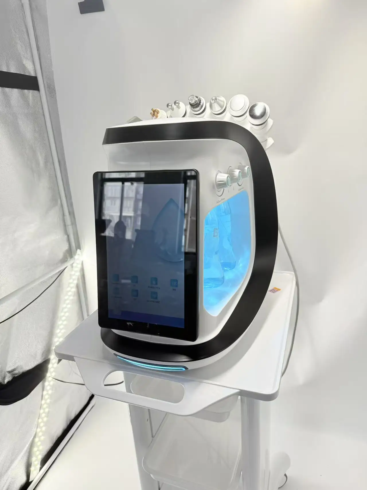 Портативная новая водная дермабразия Oxygen Ice Blue Smart Jet Aqua Peel - машина для глубокого очищения кожи с маленькими пузырьками для СПА.
Портативная новая водная дермабразия Oxygen Ice Blue Smart Jet Aqua Peel - машина для глубокого очищения кожи с маленькими пузырьками для СПА.