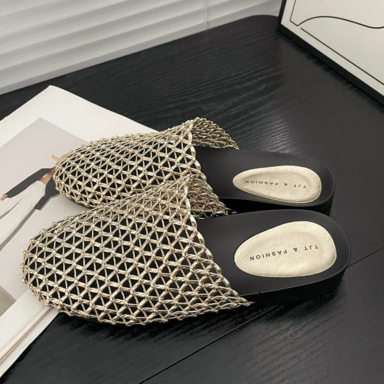 Летние женские сексуальные шлепанцы-мюли с закрытым носком, ажурные, из сетчатой ткани, дышащие, нескользящие, повседневные, пляжные туфли для женщин
Летние женские сексуальные шлепанцы-мюли с закрытым носком, ажурные, из сетчатой ткани, дышащие, нескользящие, повседневные, пляжные туфли для женщин