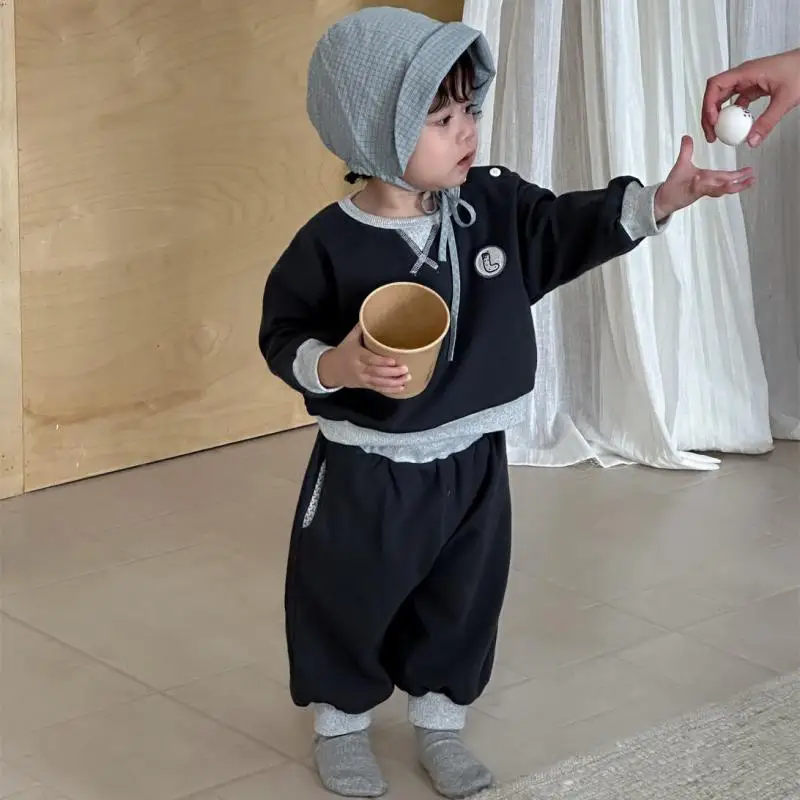 2025 Autumn New Baby Long Sleeve Clothes Set Boys Casual Sweatshirt + Pants 2pcs Suit Infant Toddler Solid Loose Sweatshirt Set 
2025 Autumn New Baby Long Sleeve Clothes Set Boys Casual Sweatshirt + Pants 2pcs Suit Infant Toddler Solid Loose Sweatshirt Set