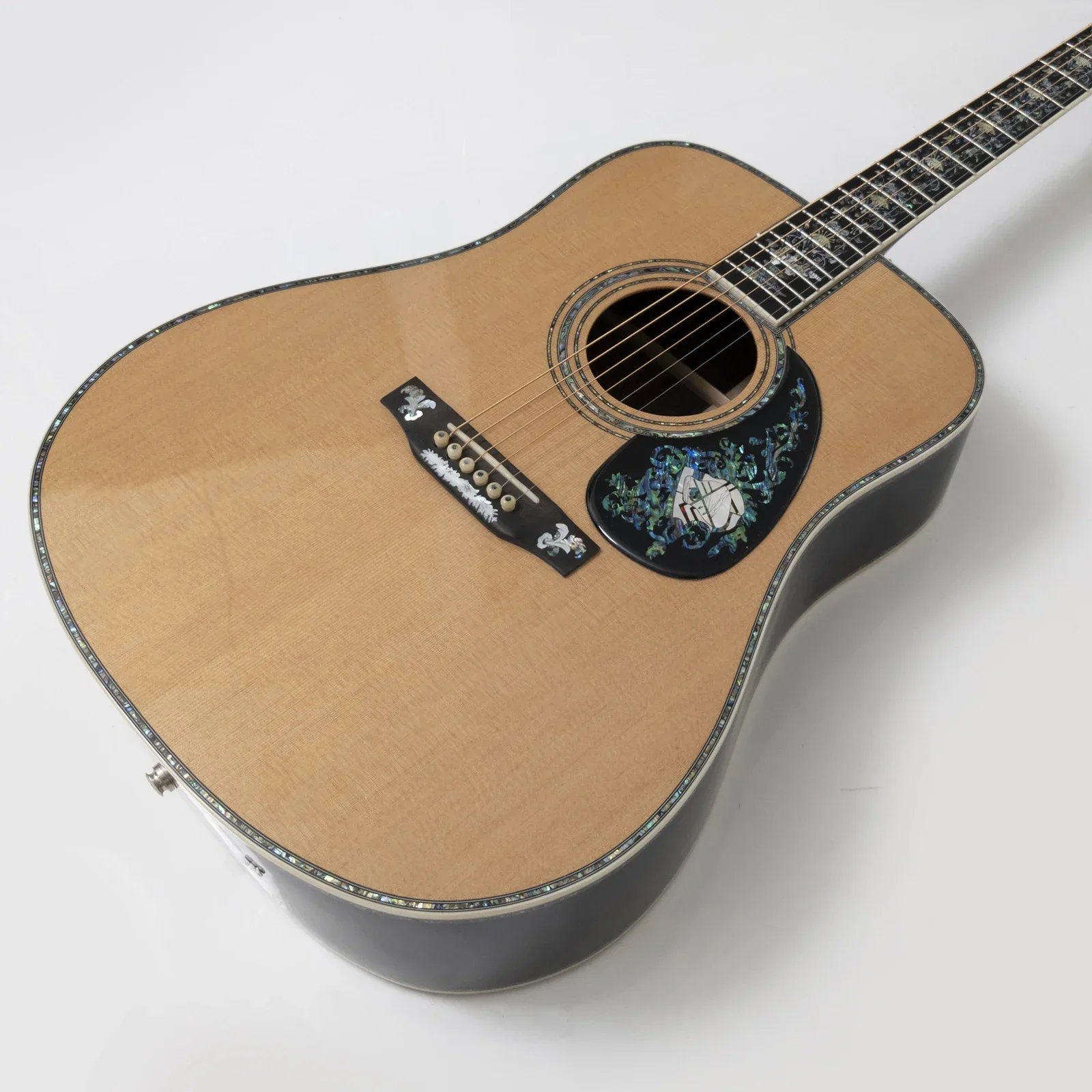 Акустическая гитара из цельного дерева, вставки из морского ушка 100 типов, верх из цельной ели, корпус из палисандра, костяная гайка, золотые тюнеры
Акустическая гитара из цельного дерева, вставки из морского ушка 100 типов, верх из цельной ели, корпус из палисандра, костяная гайка, золотые тюнеры