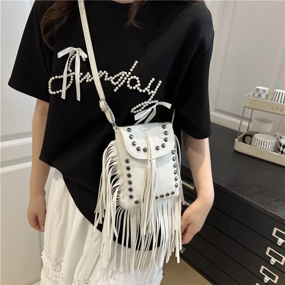 Retro Riveted Tassel Shoulder Bag Korean Style PU Leather Handbag Large Capacity Solid Color Crossbody Bag Outdoor
Retro Riveted Tassel Shoulder Bag Korean Style PU Leather Handbag Large Capacity Solid Color Crossbody Bag Outdoor