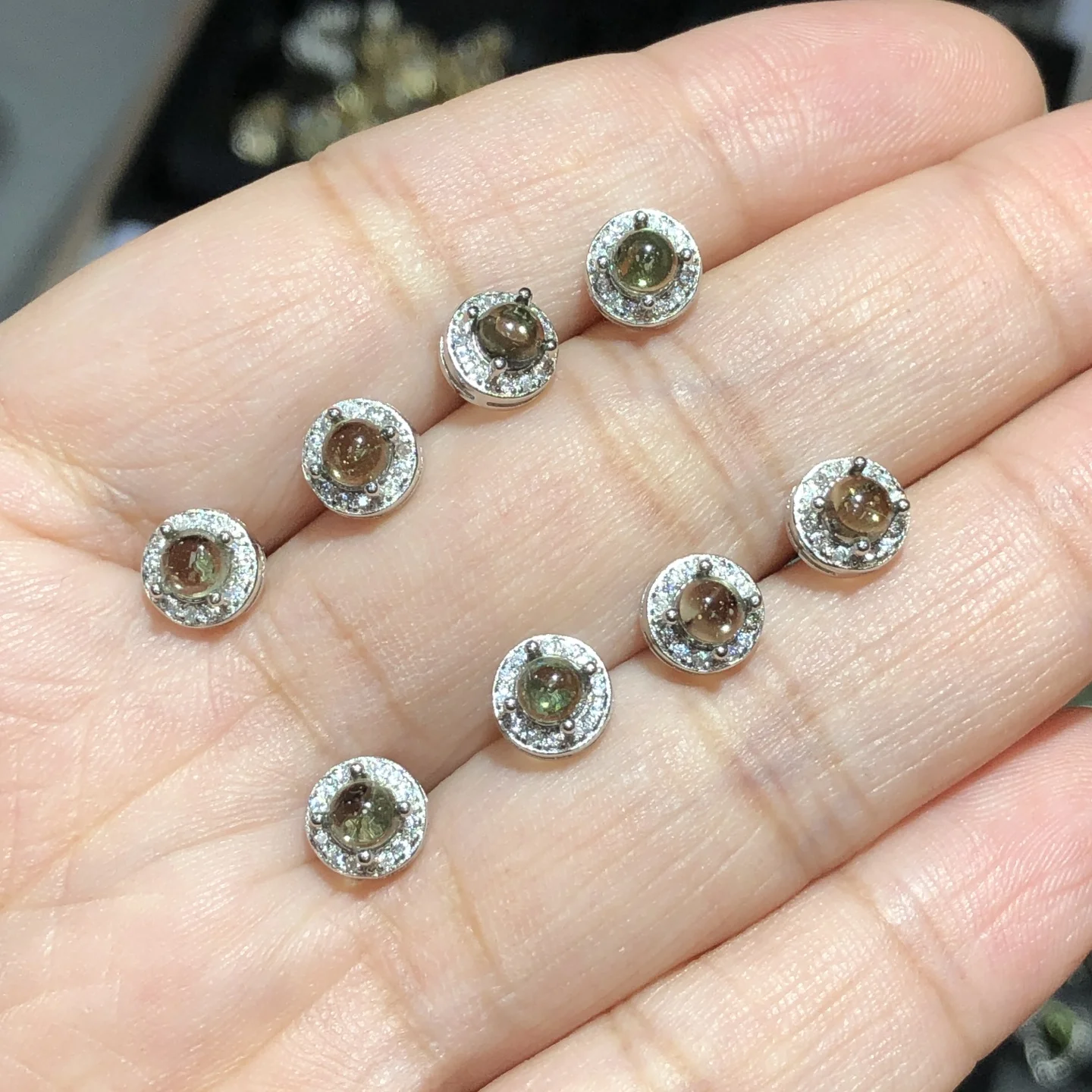 1Pc Fengbaowu Natural Moldavite Earring 925 Sterling Silver Round Cabochon Reiki Healing Stone Jewelry Gift Men Women
1Pc Fengbaowu Natural Moldavite Earring 925 Sterling Silver Round Cabochon Reiki Healing Stone Jewelry Gift Men Women