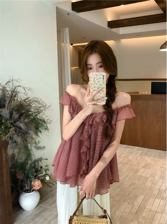 Retro Plaid Loose Uneven Chiffon Shirt Women's One-Shoulder Wooden Ear Versatile Base Top Loose Feeling Elegant Style
Retro Plaid Loose Uneven Chiffon Shirt Women's One-Shoulder Wooden Ear Versatile Base Top Loose Feeling Elegant Style