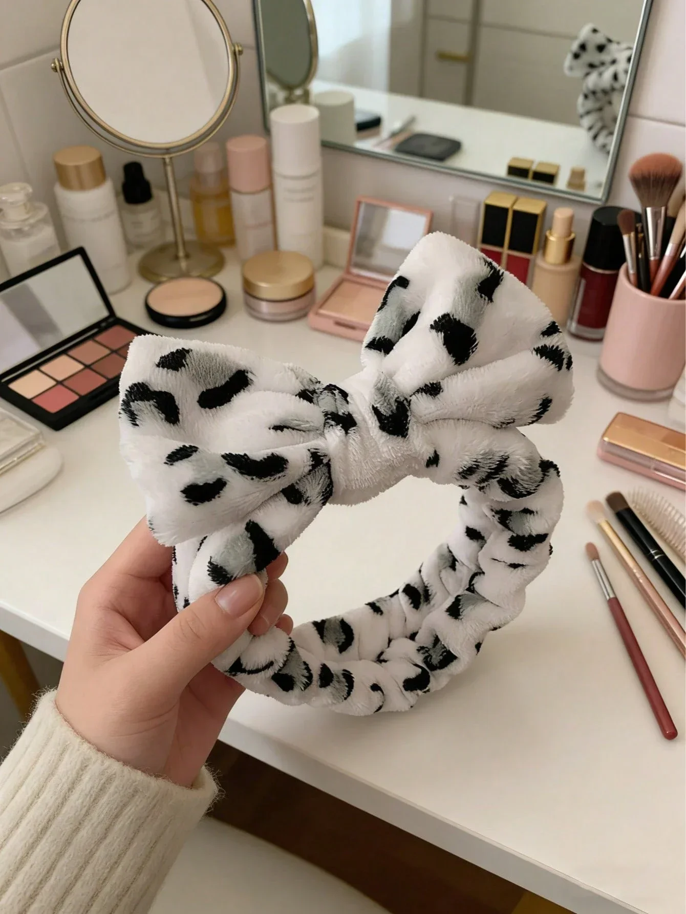 White Black Leopard Print Bow Headband Soft Fleece Elastic Hair Band For Skincare Makeup Shower
White Black Leopard Print Bow Headband Soft Fleece Elastic Hair Band For Skincare Makeup Shower