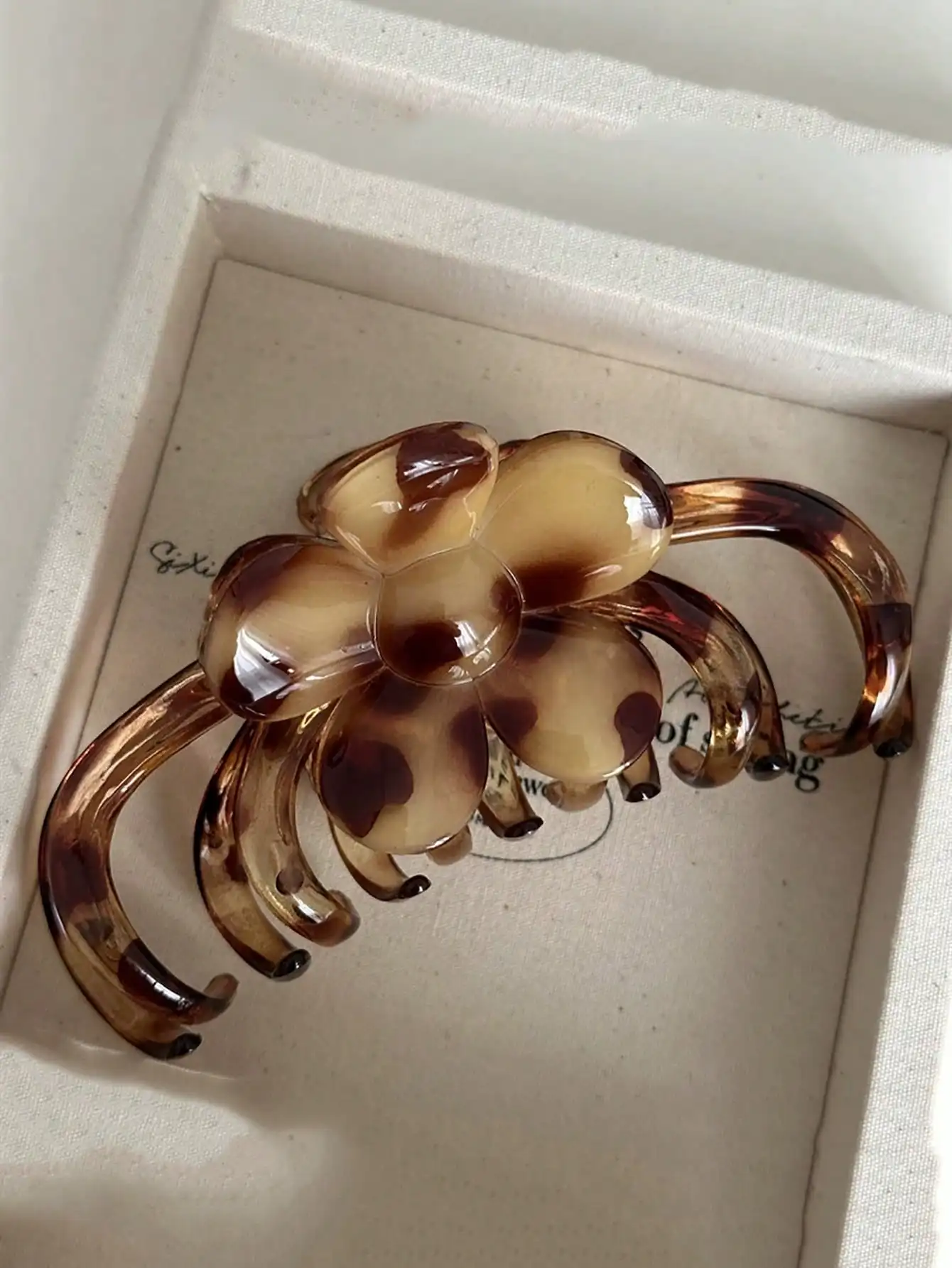 1pc Elegant Leopard Print Claw Clip, Large Size High-Quality Floral Hair Clip, Stylish Headpiece Hair Clips Hair Jaw Clip Hair Clamps Hair Clutch Hair Catcher Clip Fall Winter Flower Hair Accessories For Women For Vacation Outfits Woman Summer
1pc Elegant Leopard Print Claw Clip, Large Size High-Quality Floral Hair Clip, Stylish Headpiece Hair Clips Hair Jaw Clip Hair Clamps Hair Clutch Hair Catcher Clip Fall Winter Flower Hair Accessories For Women For Vacation Outfits Woman Summer