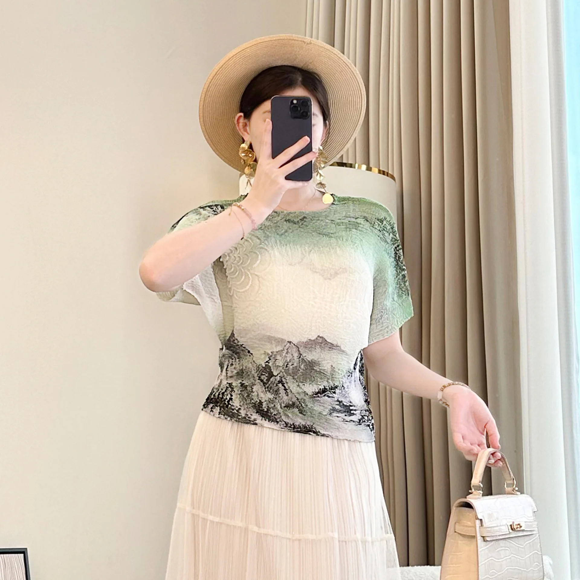 Miyake, плиссированная футболка с короткими рукавами и принтом китайской тушью для женщин, новинка 2025, летние шикарные повседневные короткие топы
Miyake, плиссированная футболка с короткими рукавами и принтом китайской тушью для женщин, новинка 2025, летние шикарные повседневные короткие топы