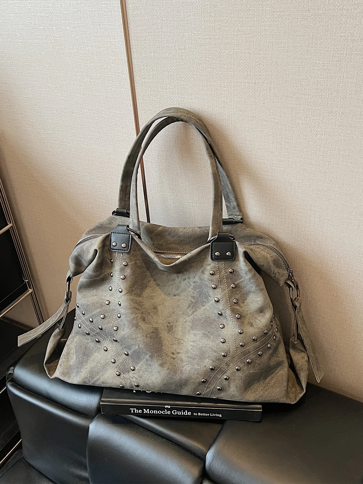 Large Capacity Retro Fashionable Women's Shoulder Bag 2026 New Style Commuter Tote Bag Versatile for Outdoor Use ILINX Brand
Large Capacity Retro Fashionable Women's Shoulder Bag 2026 New Style Commuter Tote Bag Versatile for Outdoor Use ILINX Brand