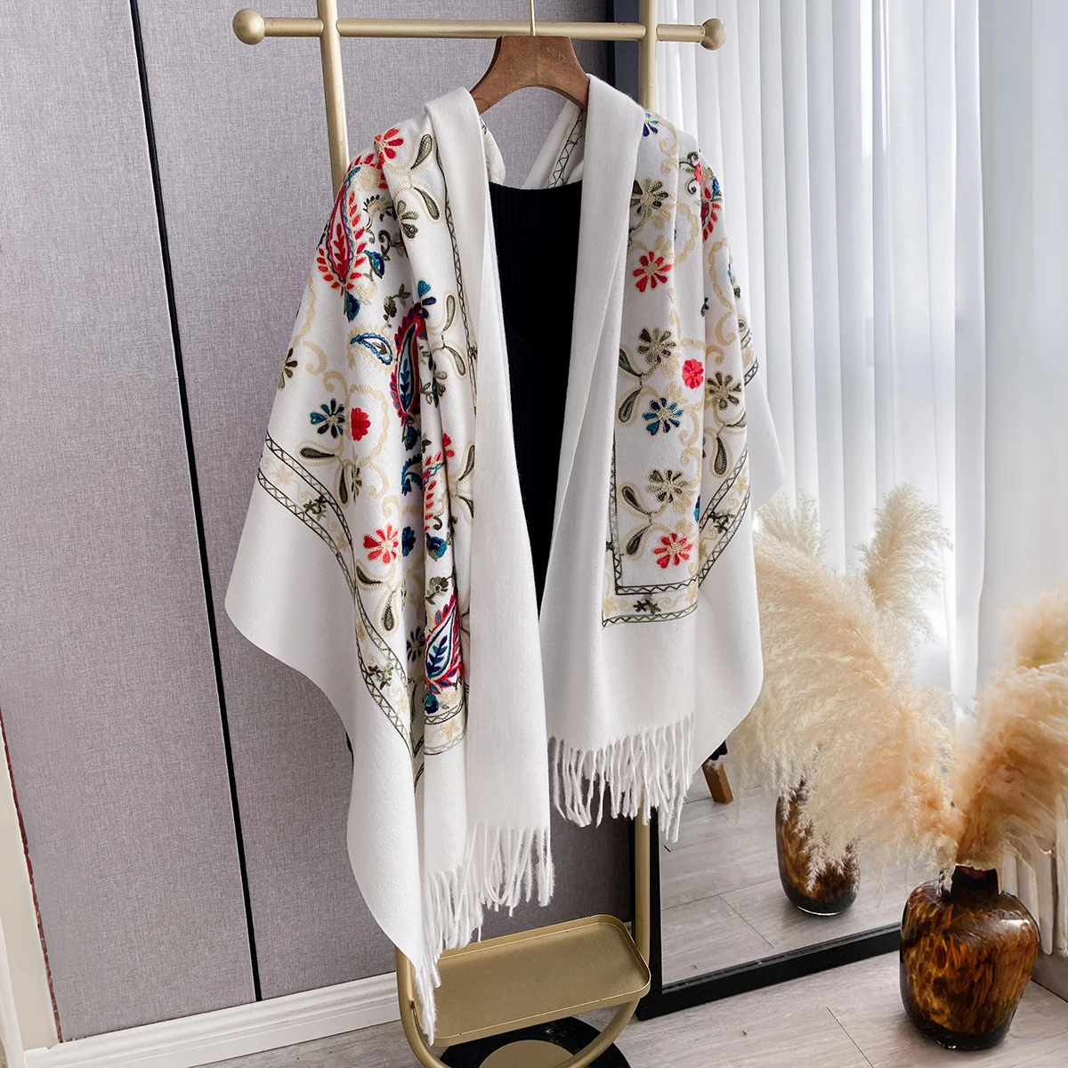 Luxury Winter Embroidery Cashmere Scarf Women New Design Warm Pashmina Blanket Poncho Scarves Female Shawl Thick Foulard Bufanda
Luxury Winter Embroidery Cashmere Scarf Women New Design Warm Pashmina Blanket Poncho Scarves Female Shawl Thick Foulard Bufanda