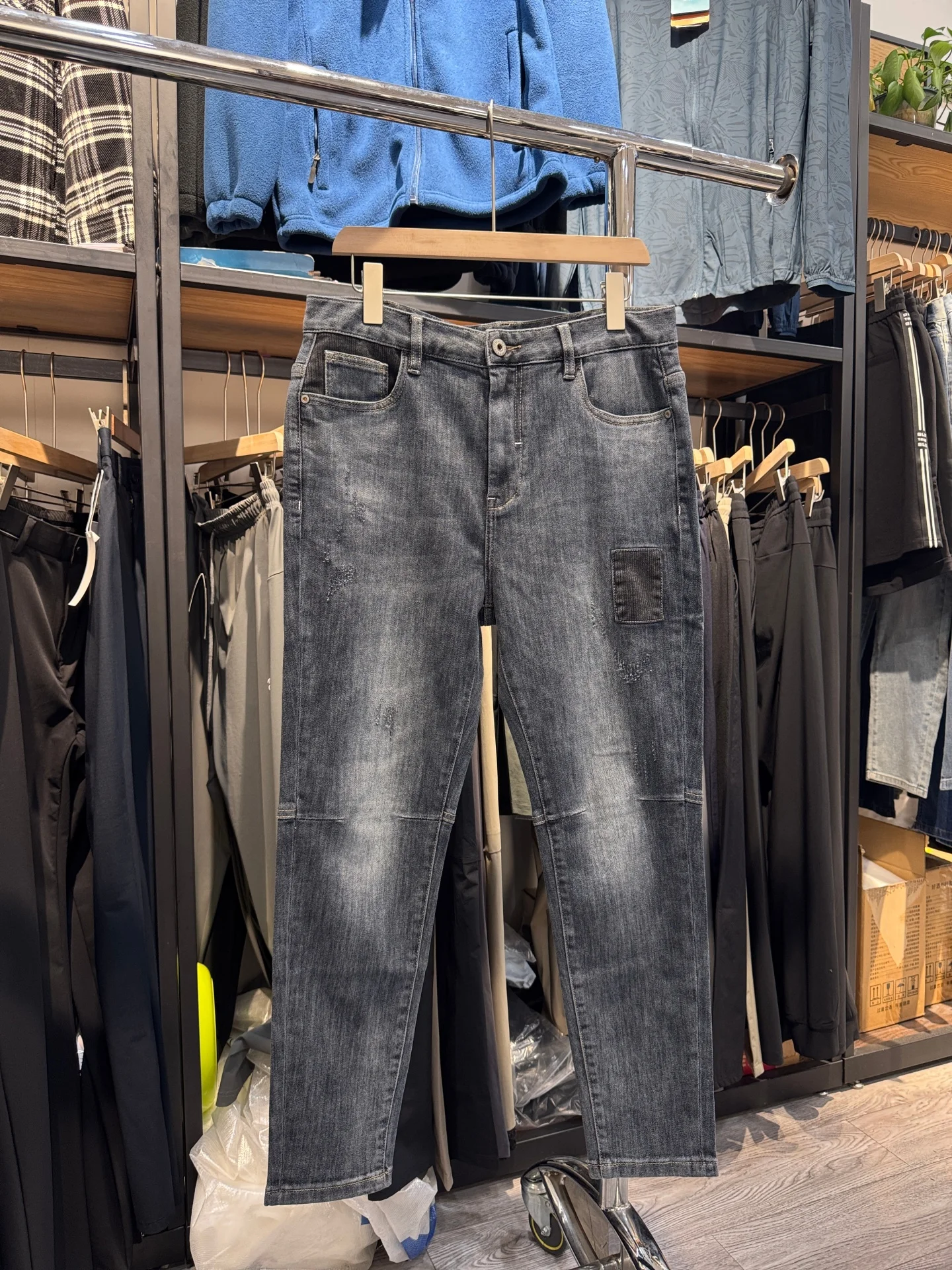 Мужские джинсы Svip Cabinet 398 Slim Fit со средней посадкой, из смесового хлопка и полиэстера, дышащие, комфортные, летние, тонкие, с охлаждающим эффектом
Мужские джинсы Svip Cabinet 398 Slim Fit со средней посадкой, из смесового хлопка и полиэстера, дышащие, комфортные, летние, тонкие, с охлаждающим эффектом