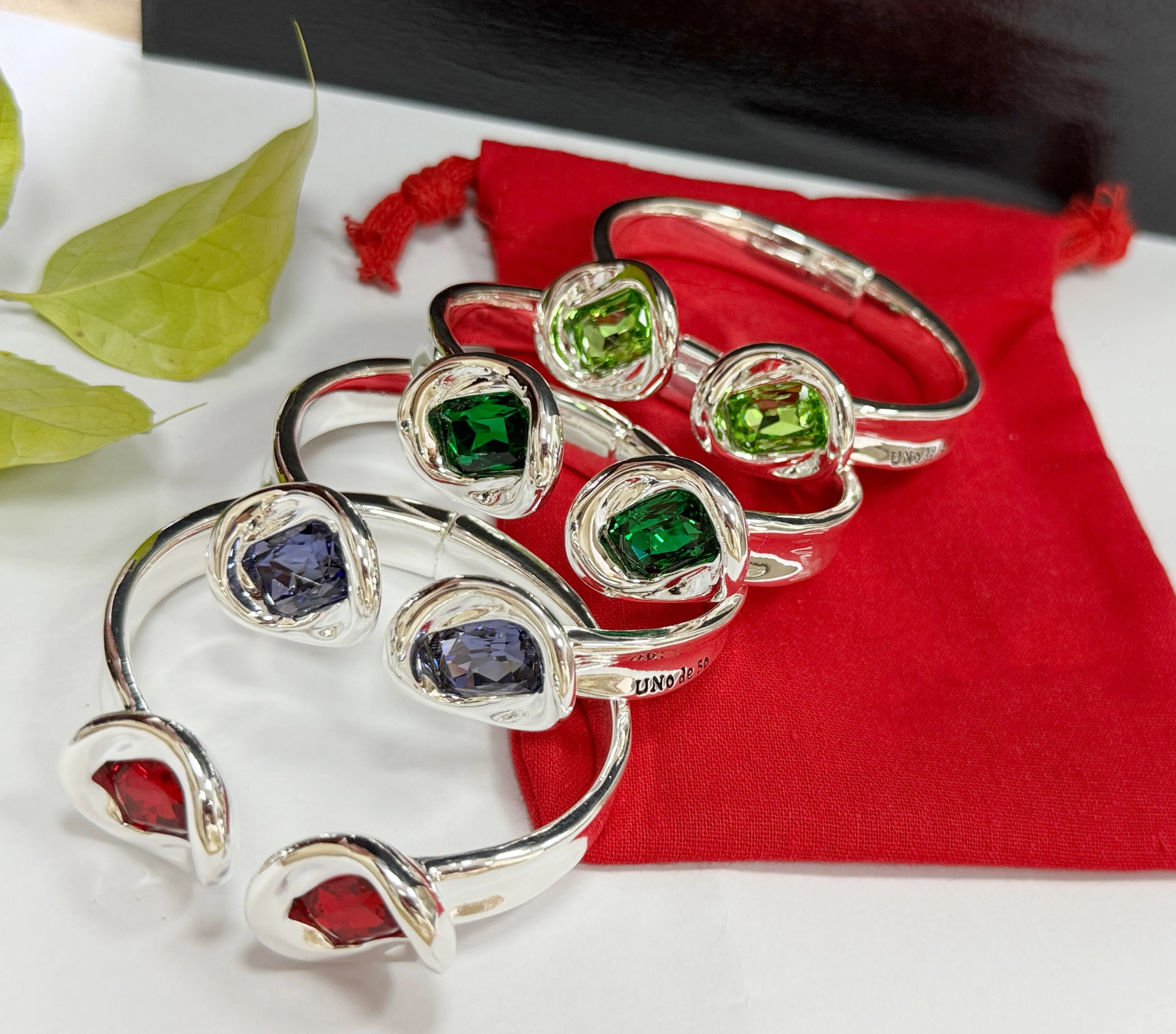 2025 New hot selling European and American fashion trend exquisite bracelet women's romantic high-end jewelry gift bag
2025 New hot selling European and American fashion trend exquisite bracelet women's romantic high-end jewelry gift bag