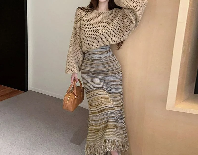 2025 Autumn and Winter New Retro Style Knitted Women's Atmosphere Suspender Tassel Long Skirt Two-piece Set
2025 Autumn and Winter New Retro Style Knitted Women's Atmosphere Suspender Tassel Long Skirt Two-piece Set