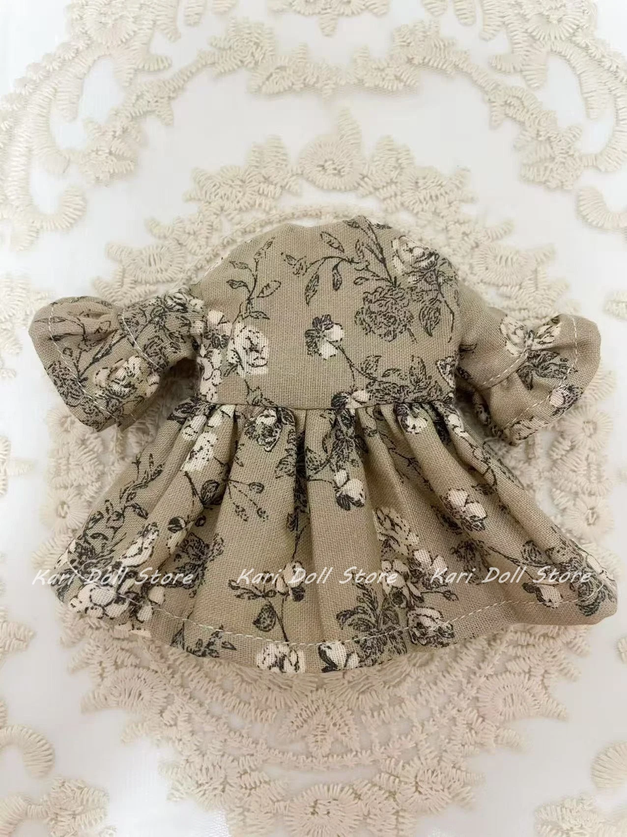 Одежда и юбки для кукол Kari 2026: Платье цветочное с расклешенными рукавами цвета темно-хаки для кукол Landazz Landoudou
Одежда и юбки для кукол Kari 2026: Платье цветочное с расклешенными рукавами цвета темно-хаки для кукол Landazz Landoudou