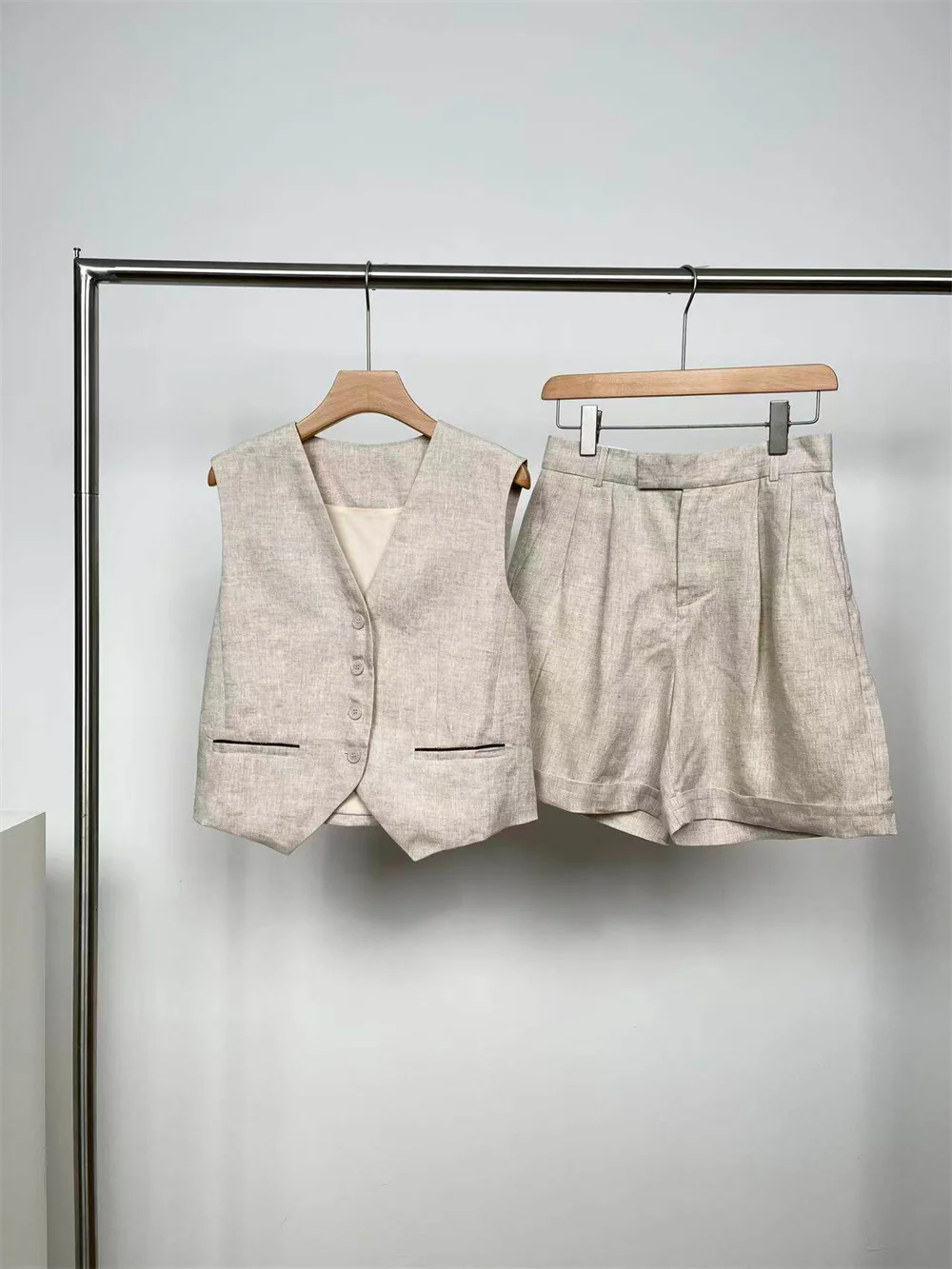 2026 New Summer Women's Clothing 100 Cotton V-neck Beaded Vest Shorts Set Casual Two-Piece Set
2026 New Summer Women's Clothing 100 Cotton V-neck Beaded Vest Shorts Set Casual Two-Piece Set