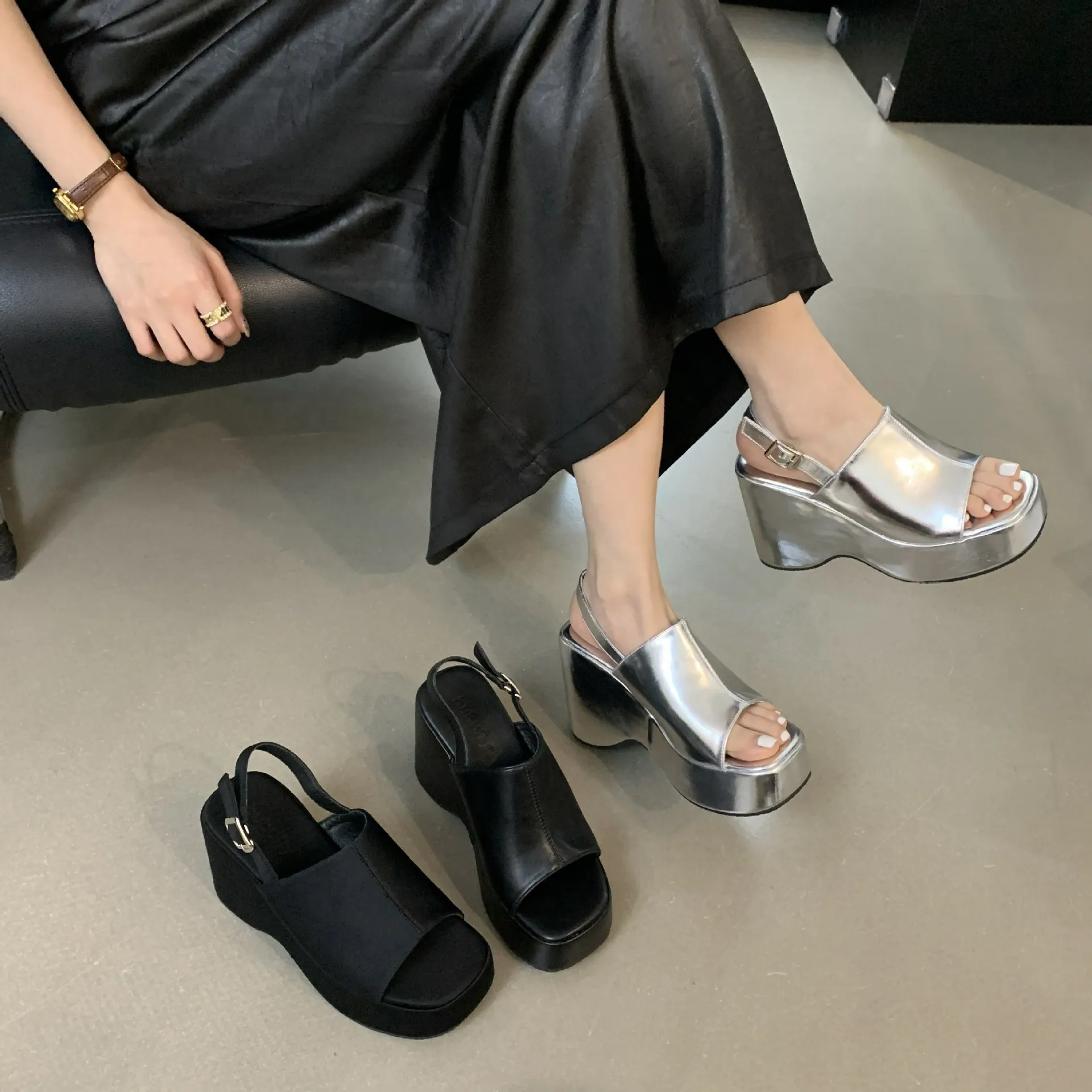 Thick Soled Wedge Sandals Peep-Toe High Heels One Button High Heels Simple Fashionable Sandals Fish Mouth Roman Sandals
Thick Soled Wedge Sandals Peep-Toe High Heels One Button High Heels Simple Fashionable Sandals Fish Mouth Roman Sandals