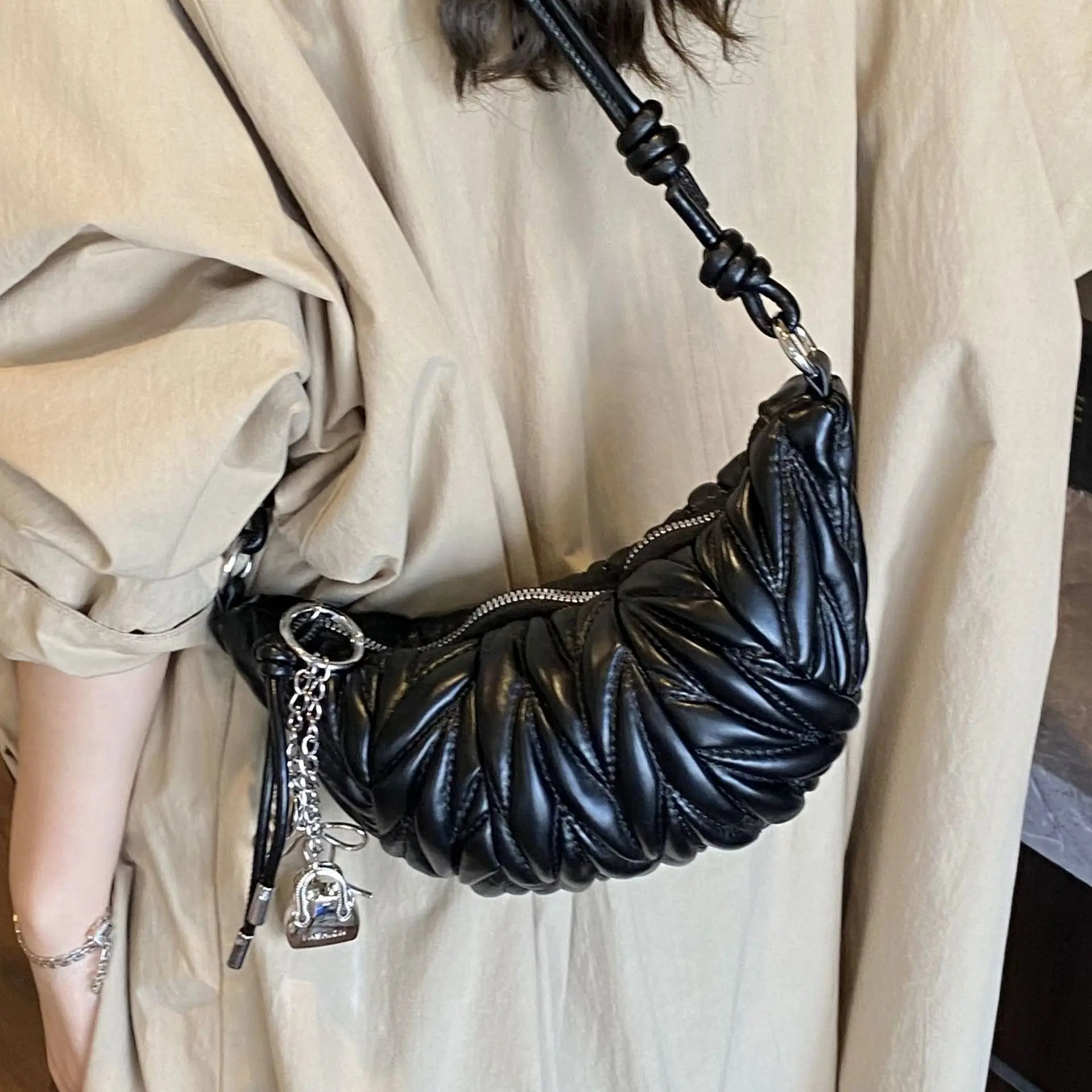 2025 New Vintage Horn Bag Women Niche Design Crossbody Commuter Dumpling Fashion Purse
2025 New Vintage Horn Bag Women Niche Design Crossbody Commuter Dumpling Fashion Purse