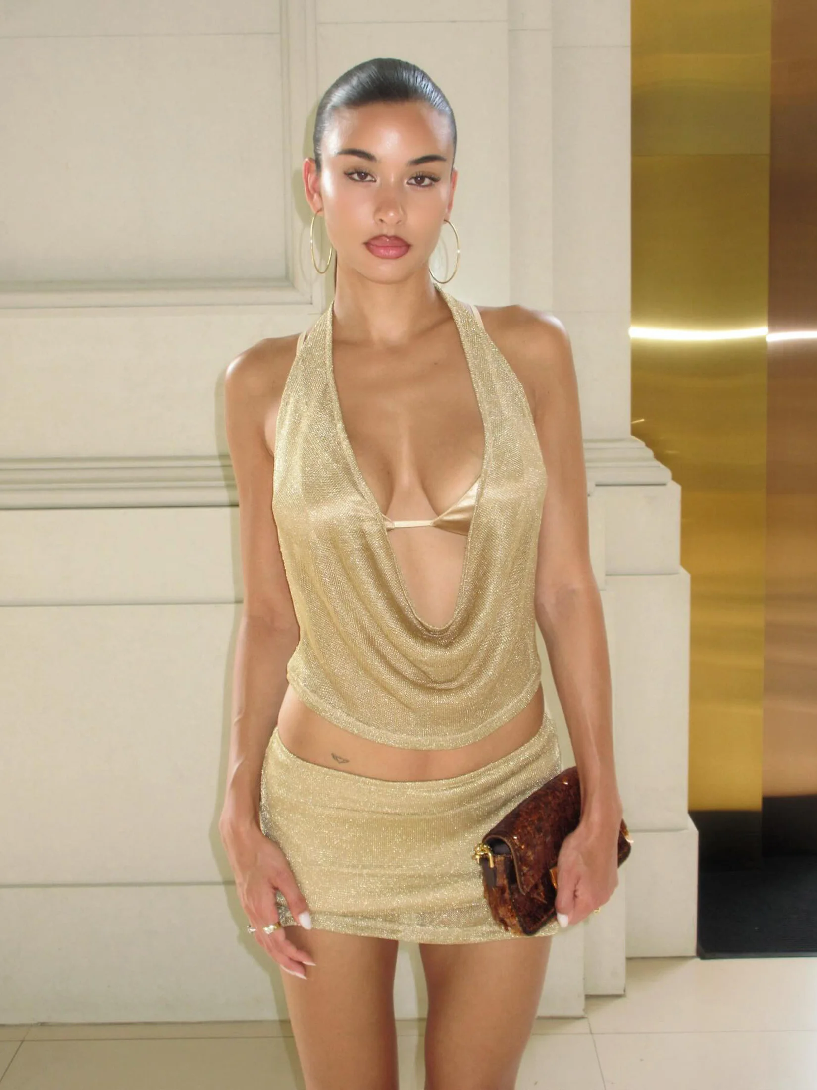 Мерцающий золотой прозрачный вязаный топ с лямкой на шее и v-образным вырезом, облегающая мини-юбка, комплект из двух предметов для женщин, новинка 2025, клубный наряд для вечеринки C169
Мерцающий золотой прозрачный вязаный топ с лямкой на шее и v-образным вырезом, облегающая мини-юбка, комплект из двух предметов для женщин, новинка 2025, клубный наряд для вечеринки C169