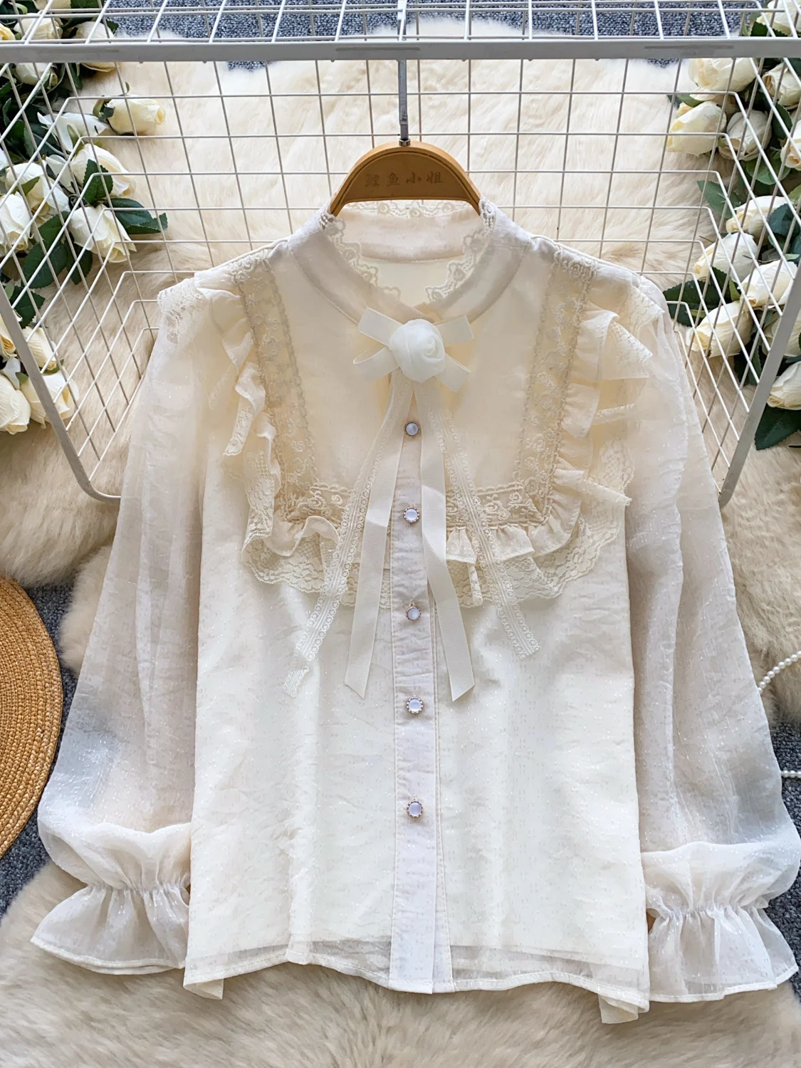 2026 Новая осенняя женская рубашка с воротником-стойкой и расклешенными рукавами, цветочным бантом, кружевными оборками, лоскутная однобортная однотонная рубашка, топы
2026 Новая осенняя женская рубашка с воротником-стойкой и расклешенными рукавами, цветочным бантом, кружевными оборками, лоскутная однобортная однотонная рубашка, топы