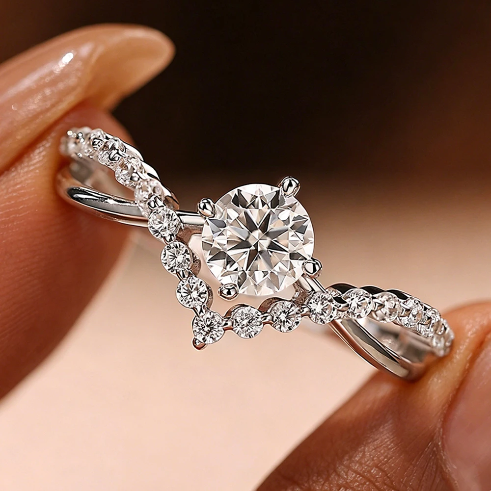 1Carat Moissanite Engagement Rings for Women Round Cut Lab Diamond S925 Silver Wedding Band Jewelry V-Shape Anniversary Gifts
1Carat Moissanite Engagement Rings for Women Round Cut Lab Diamond S925 Silver Wedding Band Jewelry V-Shape Anniversary Gifts